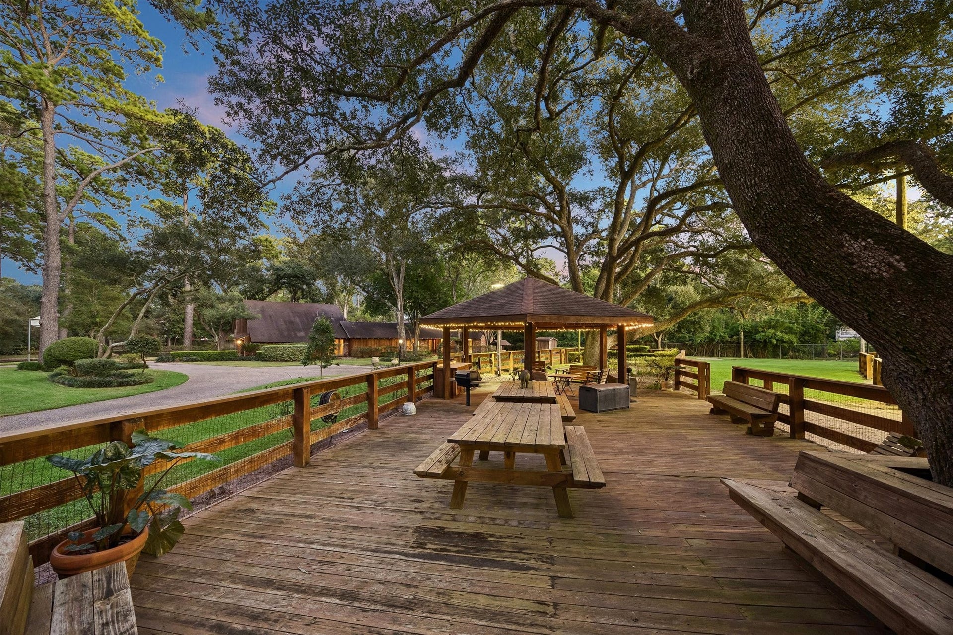 24 W Rivercrest Drive, Houston, TX 77042 24 W Rivercrest Drive, Houston, TX 77042