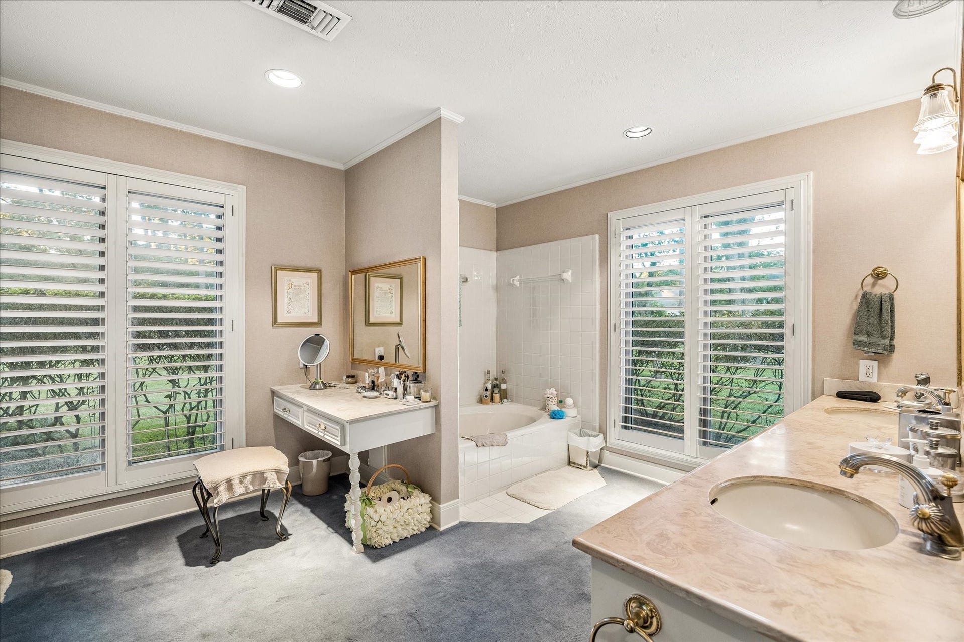 24 W Rivercrest Drive, Houston, TX 77042 24 W Rivercrest Drive, Houston, TX 77042
