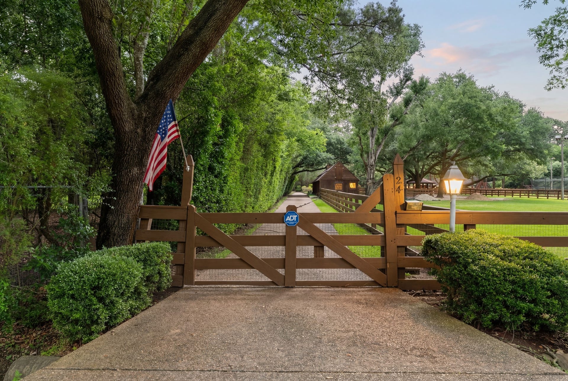 24 W Rivercrest Drive, Houston, TX 77042 24 W Rivercrest Drive, Houston, TX 77042