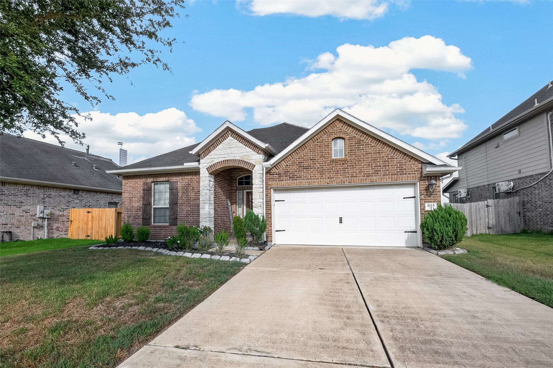 2115 Rolling Hills Drive, Pearland, TX 77581