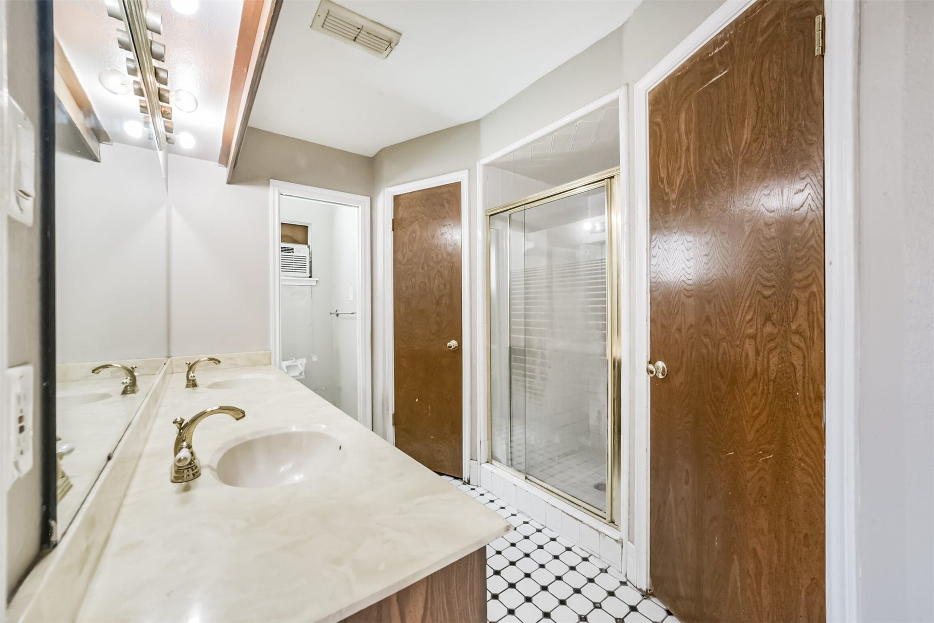 16511 Clearcrest Drive, Houston, TX 77059 16511 Clearcrest Drive, Houston, TX 77059