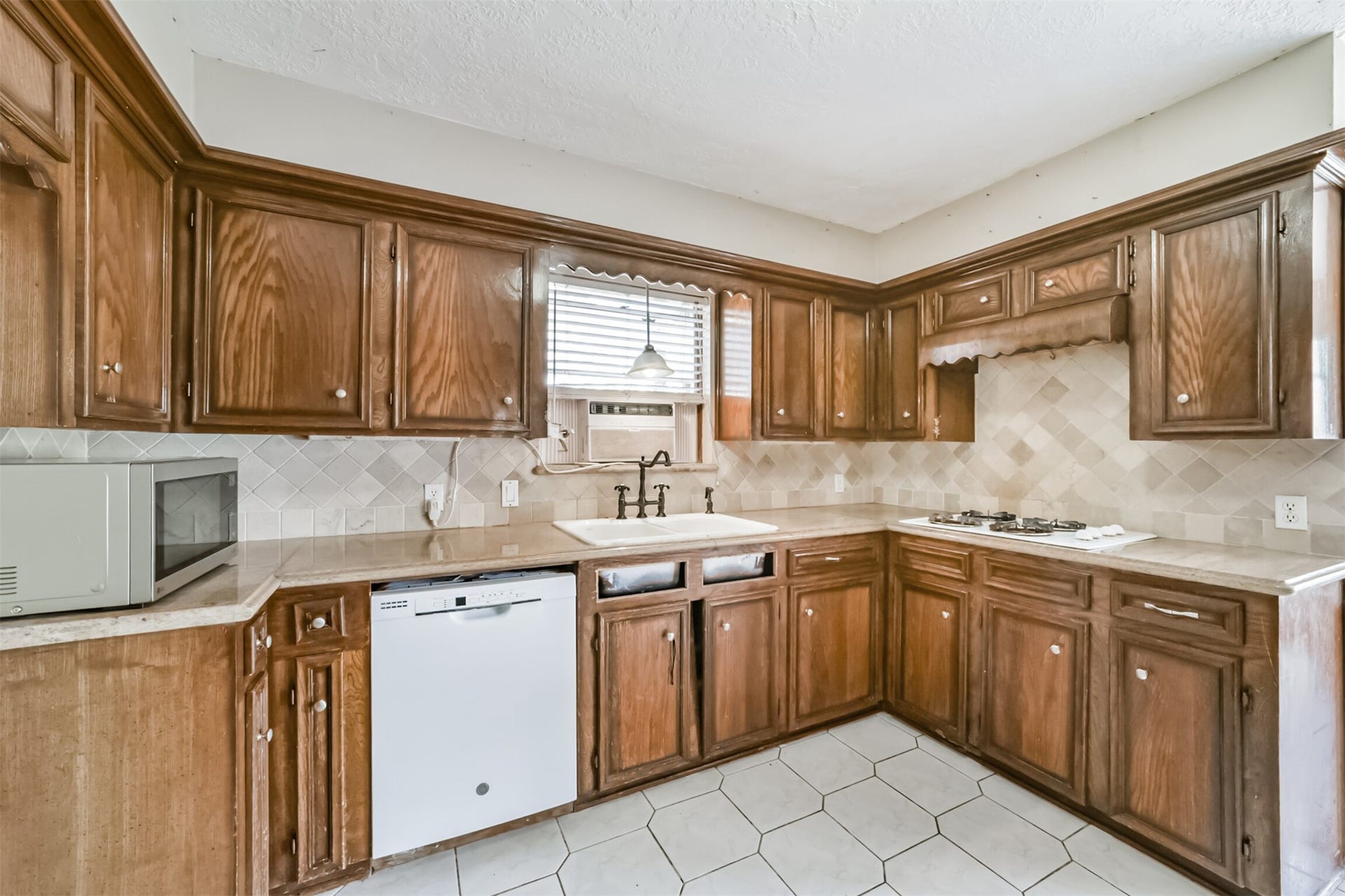 16511 Clearcrest Drive, Houston, TX 77059 16511 Clearcrest Drive, Houston, TX 77059