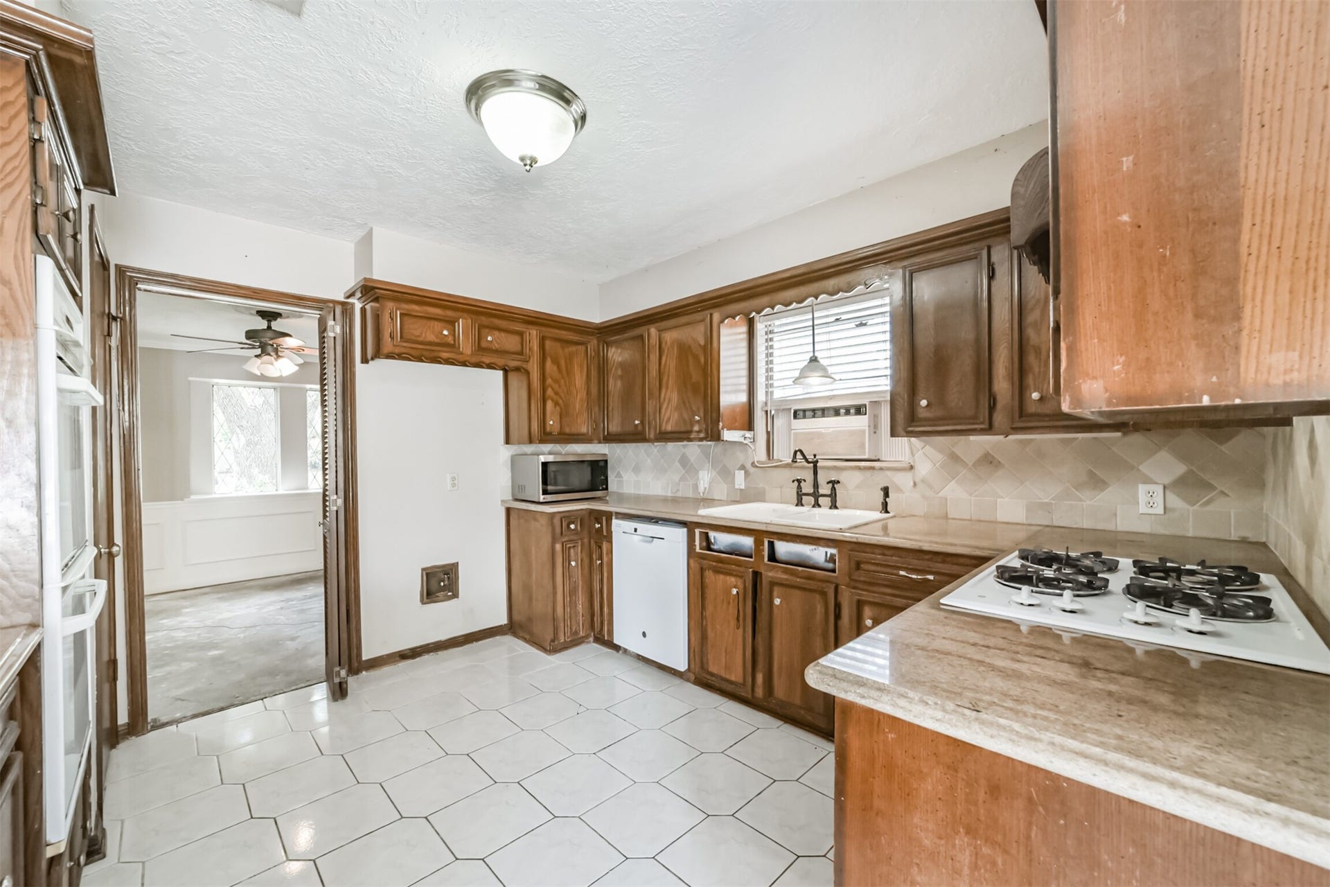 16511 Clearcrest Drive, Houston, TX 77059 16511 Clearcrest Drive, Houston, TX 77059