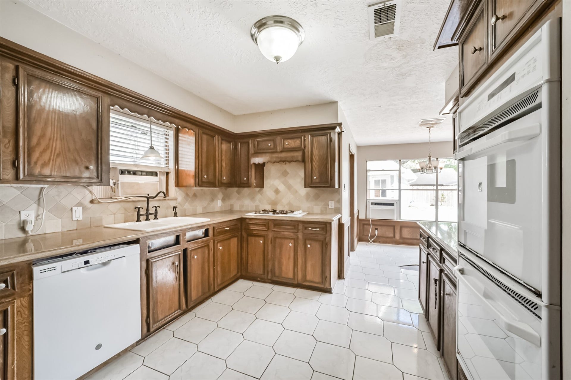 16511 Clearcrest Drive, Houston, TX 77059 16511 Clearcrest Drive, Houston, TX 77059