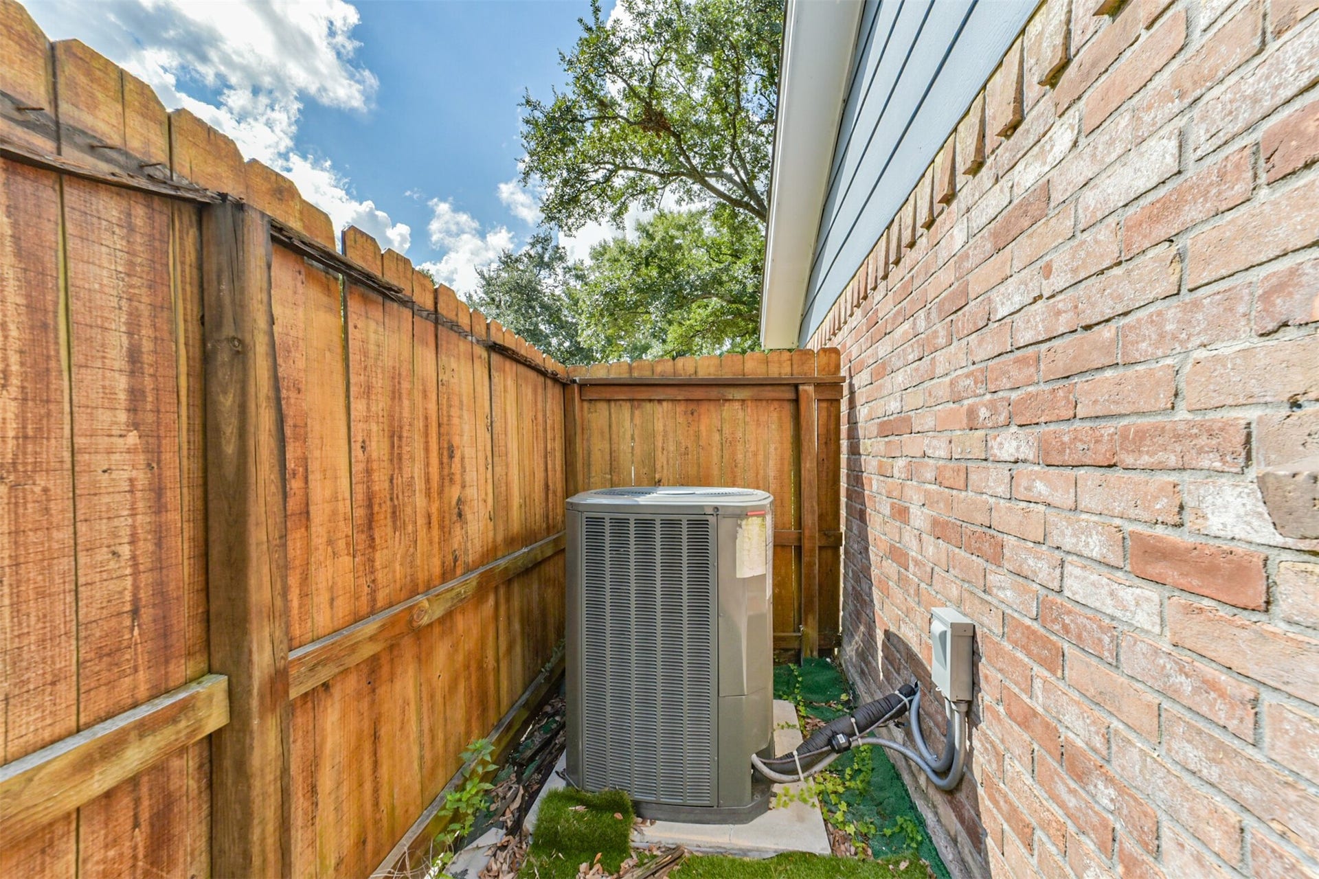16511 Clearcrest Drive, Houston, TX 77059 16511 Clearcrest Drive, Houston, TX 77059