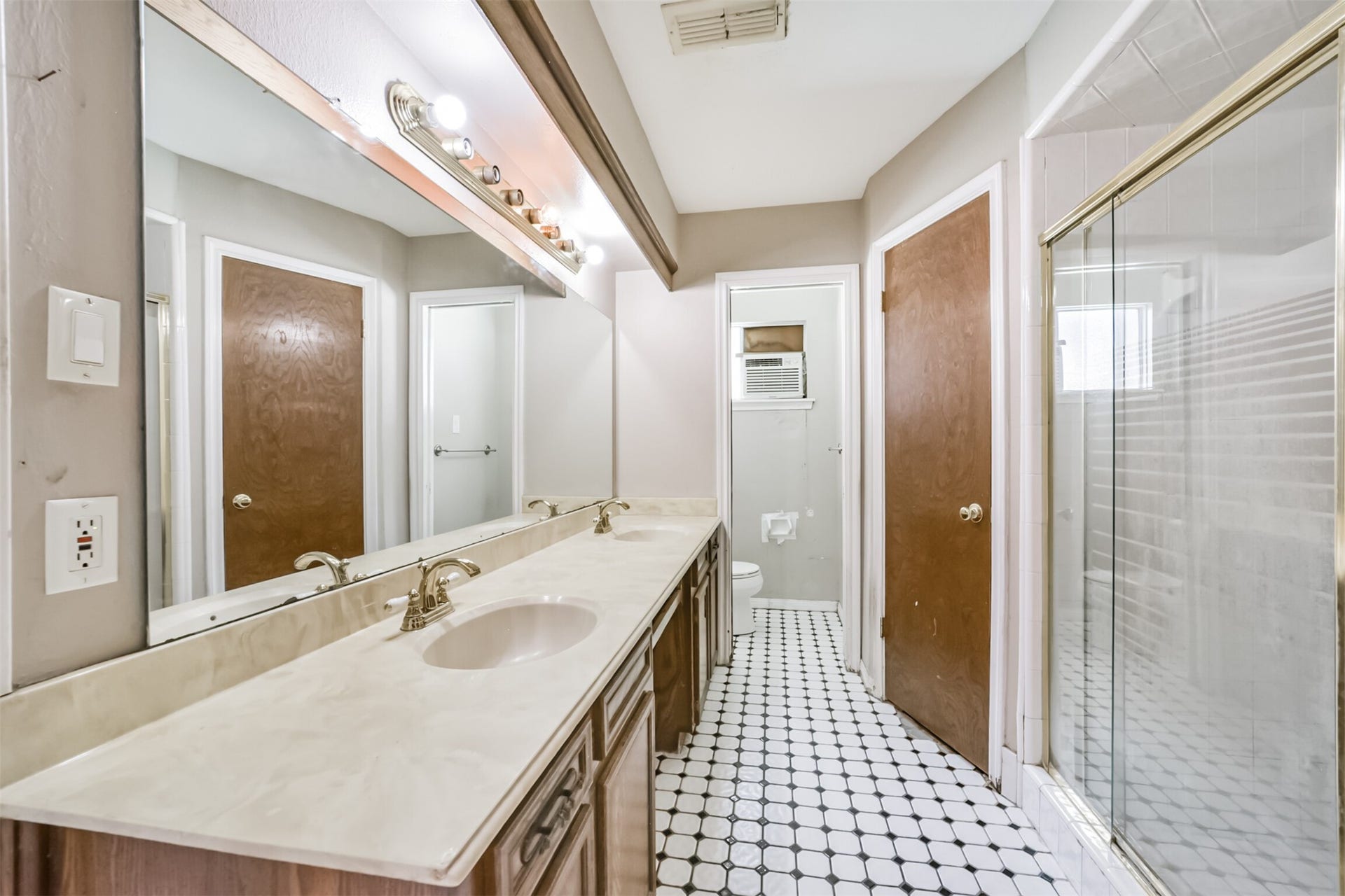 16511 Clearcrest Drive, Houston, TX 77059 16511 Clearcrest Drive, Houston, TX 77059