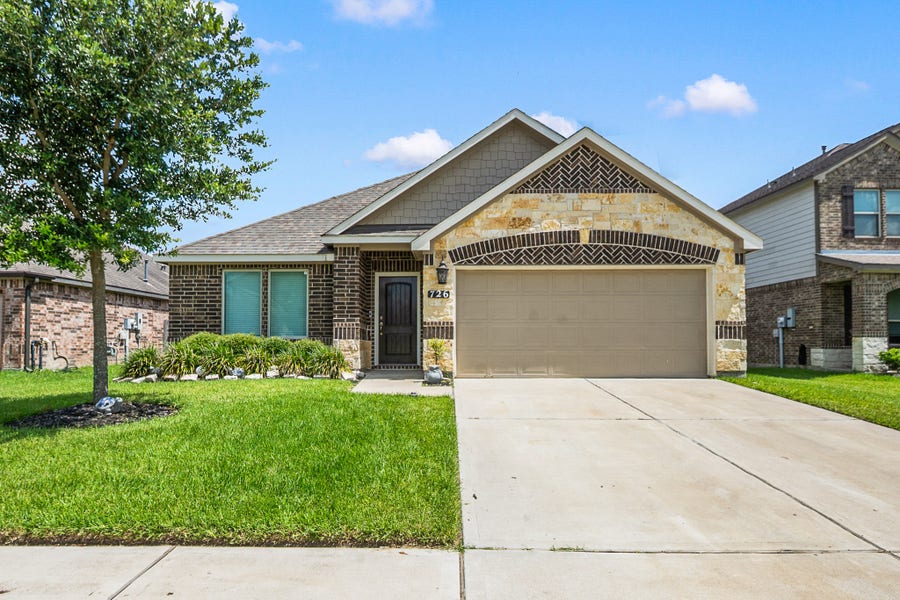Property photo for 726 Rim Water Drive, Alvin, TX