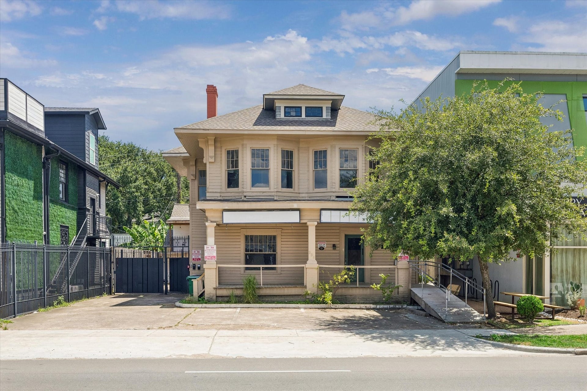 239 Westheimer Road, Houston, TX 77006 WELCOME TO MONTROSE! 239 WESTHEIMER! Located the bustling Westheimer, this is a RARE opportunity to own a historic property in he heart of MoNTROSE!! PRIME frontage, unbeatable visibility, and endless potential!...