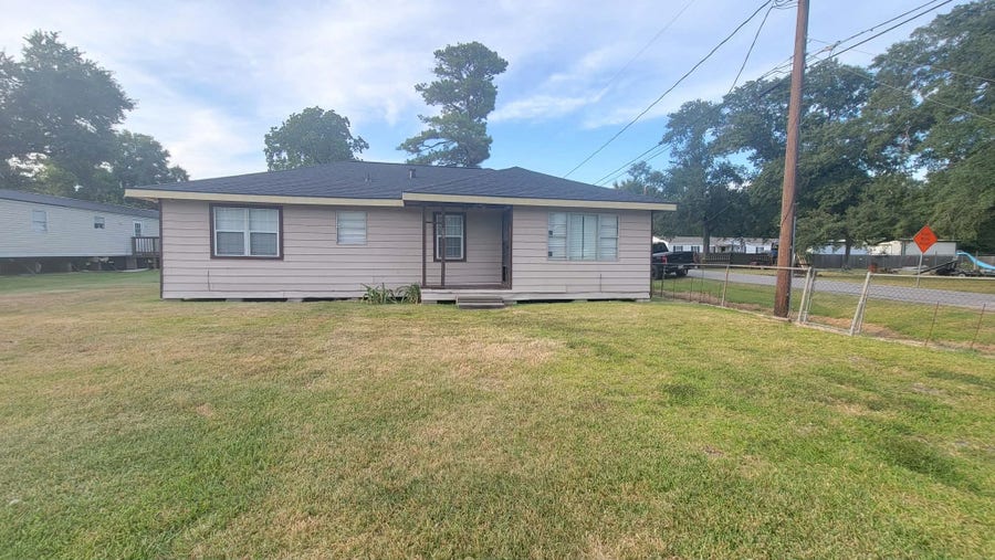 Property photo for 208 Battlebell Road, Highlands, TX