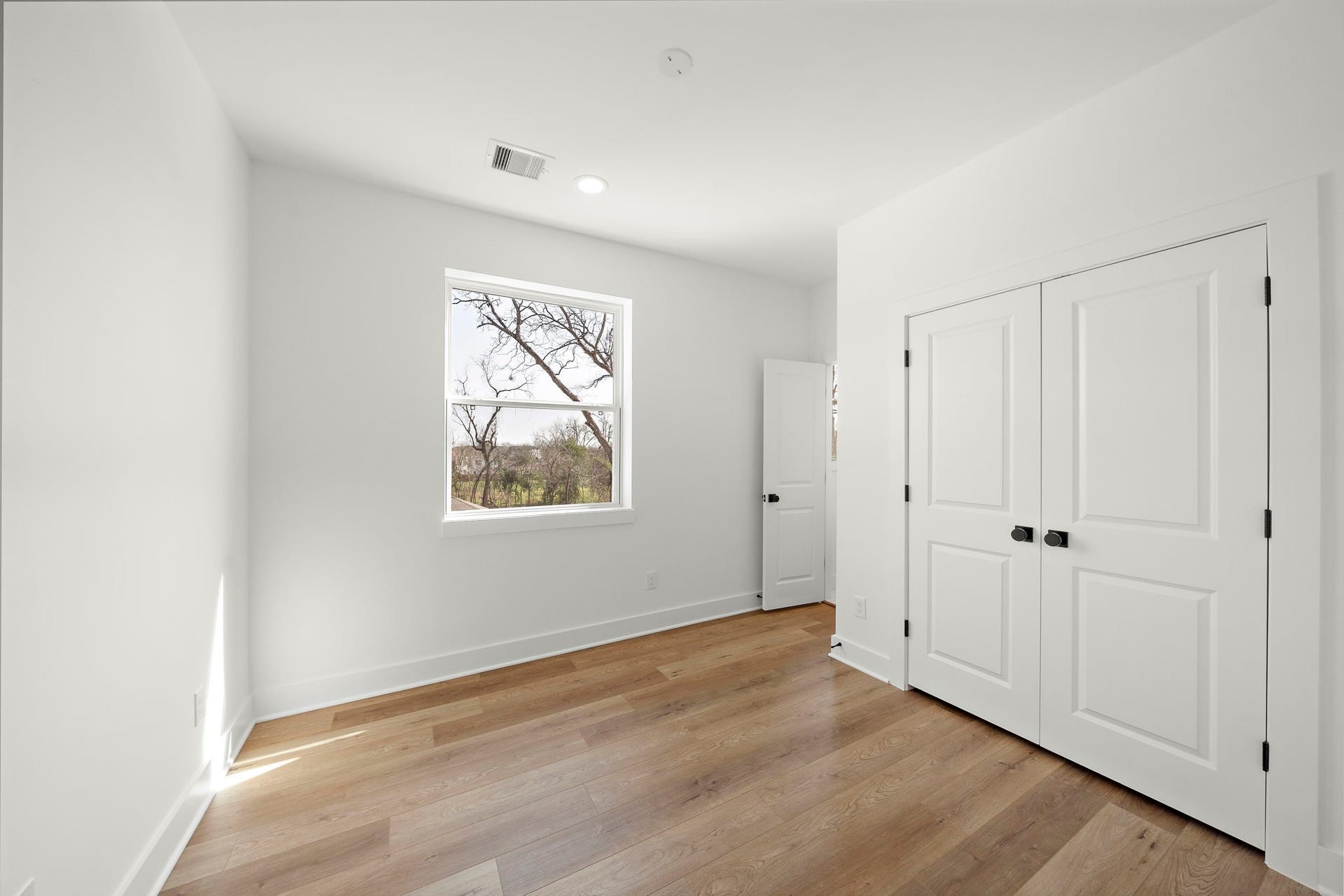 835 Elkhart Street, #E, Houston, TX 77091 3rd Floor Bedroom with attached full bathroom
