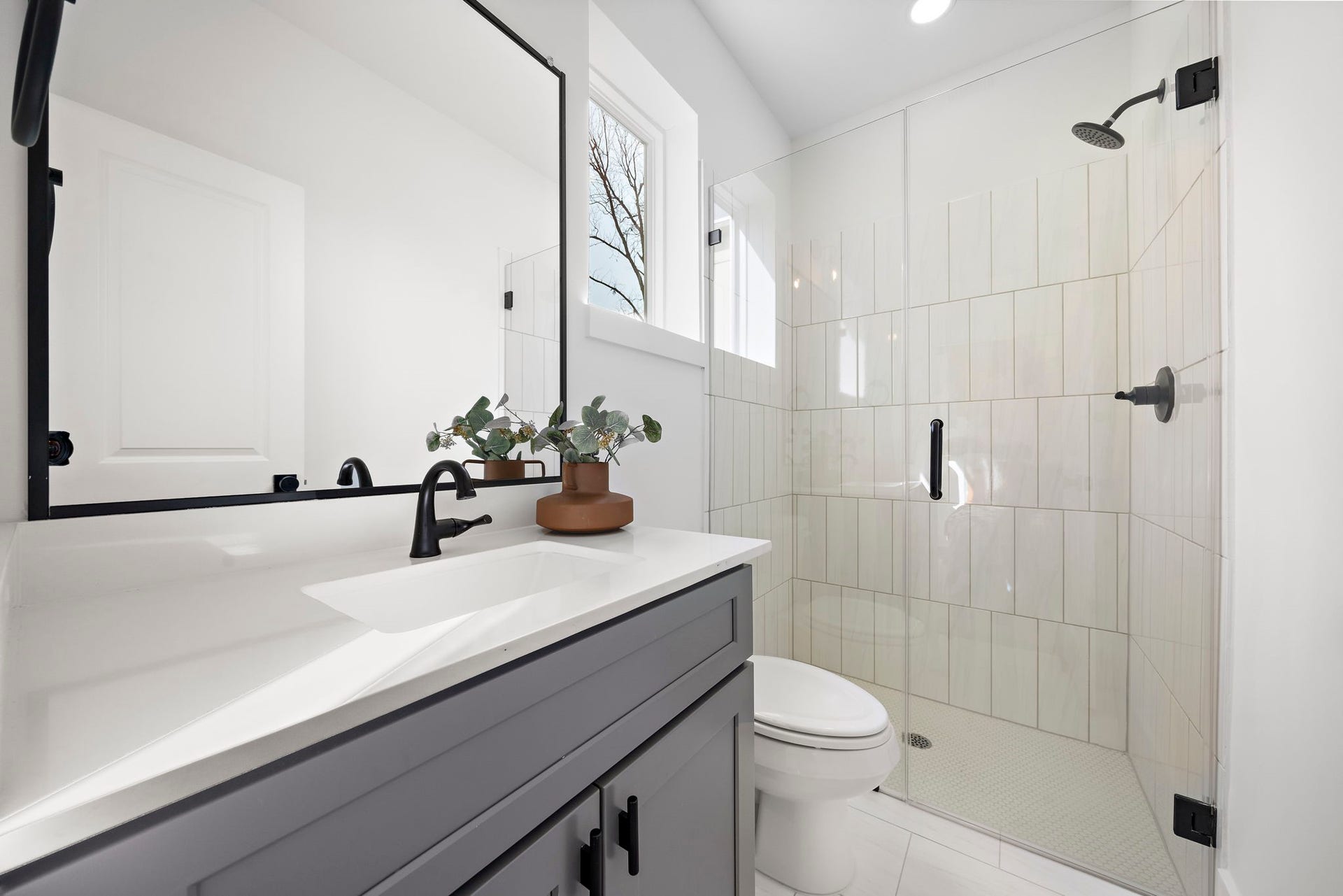 835 Elkhart Street, #E, Houston, TX 77091 1st Floor Bathroom
