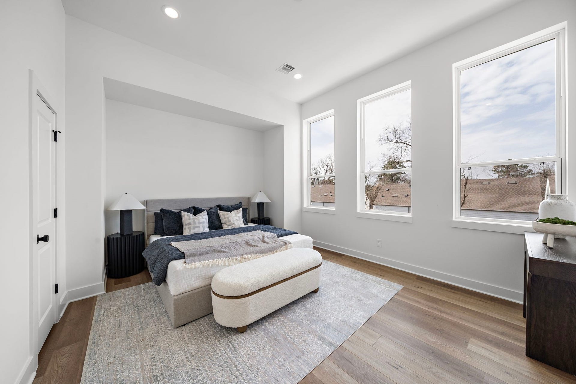 835 Elkhart Street, #E, Houston, TX 77091 Luxurious primary suite featuring an expansive walk-in closet.