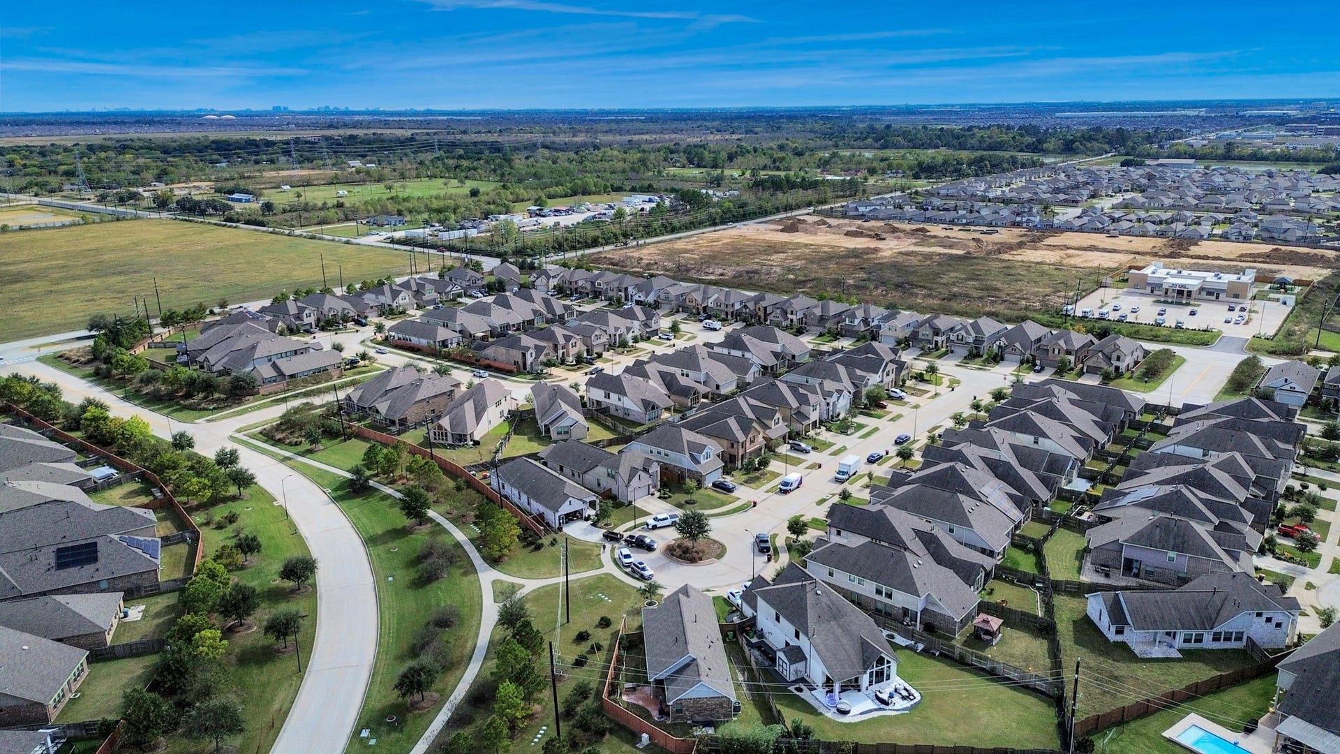 6123 Dovetail Cliff Court, Katy, TX 77493 Beautiful aerial view showcasing peaceful streets, lakes, and well-maintained homes.
