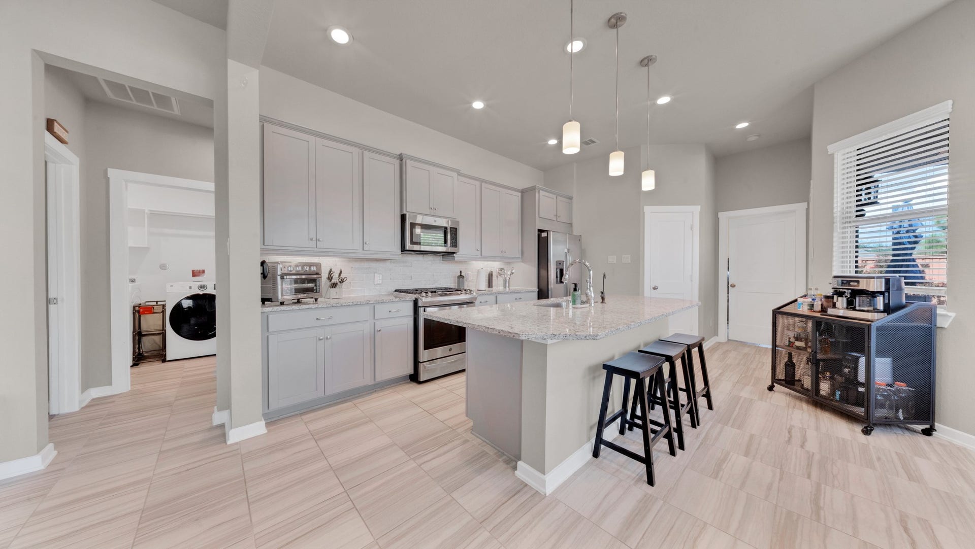 6123 Dovetail Cliff Court, Katy, TX 77493 Spacious kitchen with granite countertops, gas cooking, and abundant cabinet storage.