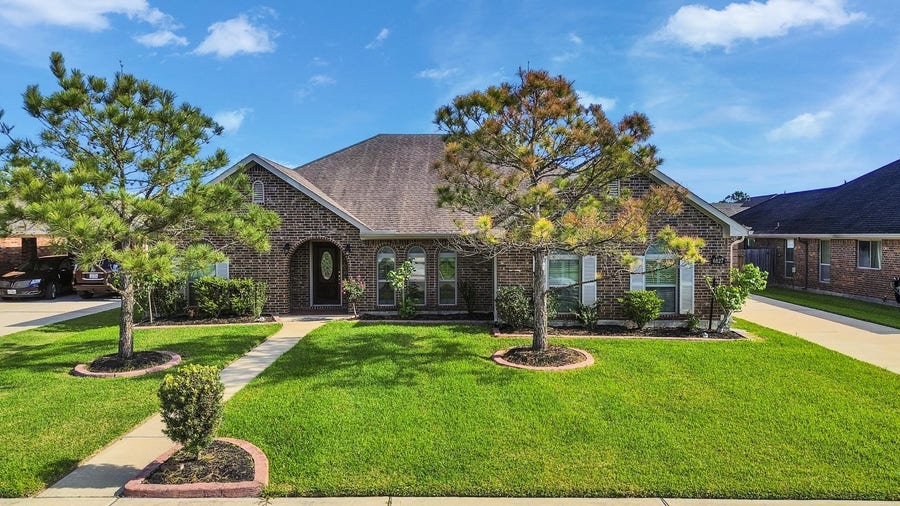 Property photo for 6827 Davy Crockett Drive, Manvel, TX