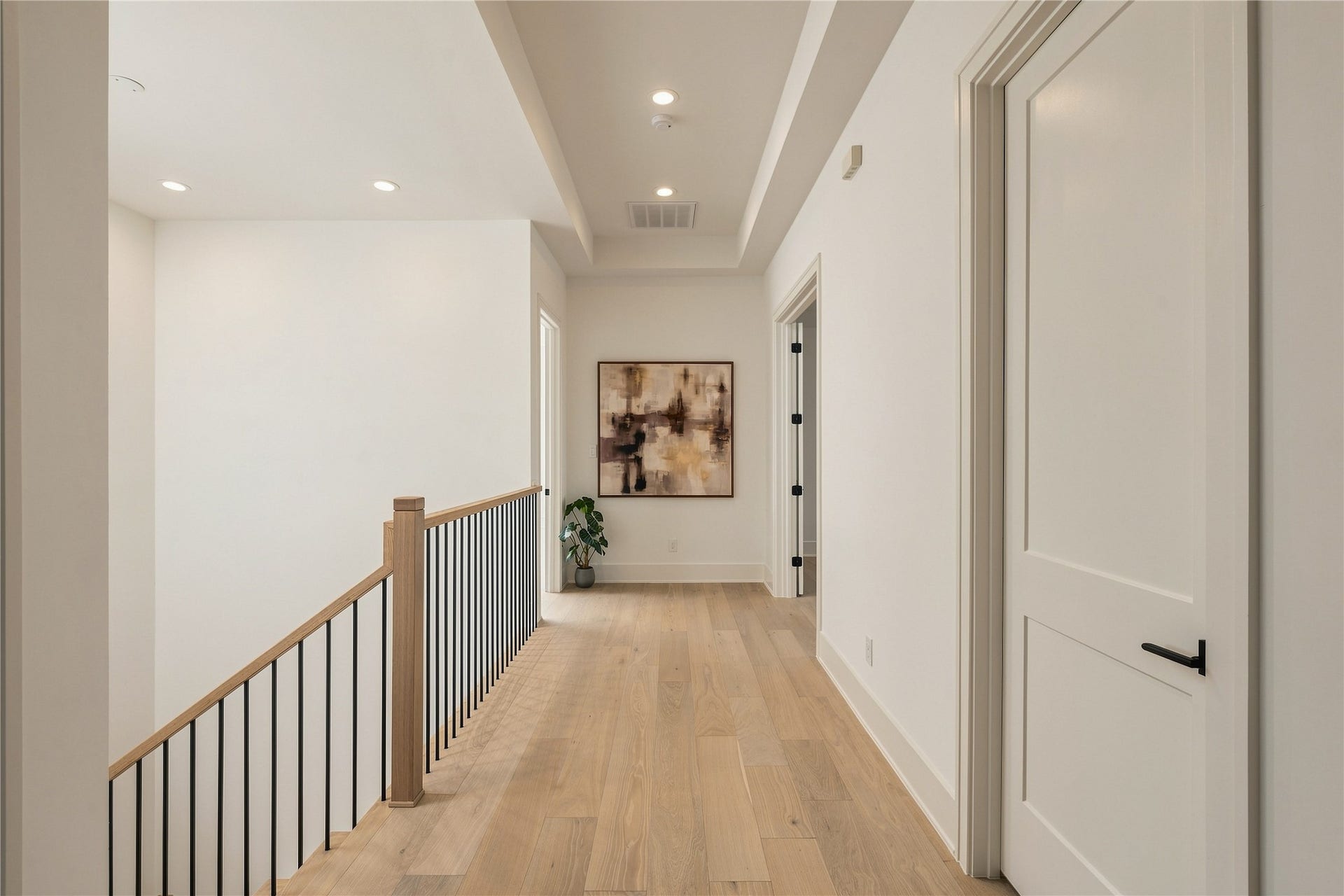 2109 McKean Drive, Houston, TX 77080 The second-floor landing continues the homes clean architectural language, with 10-foot ceilings and an open stairwell creating an airy transition to the upper-level living spaces.
