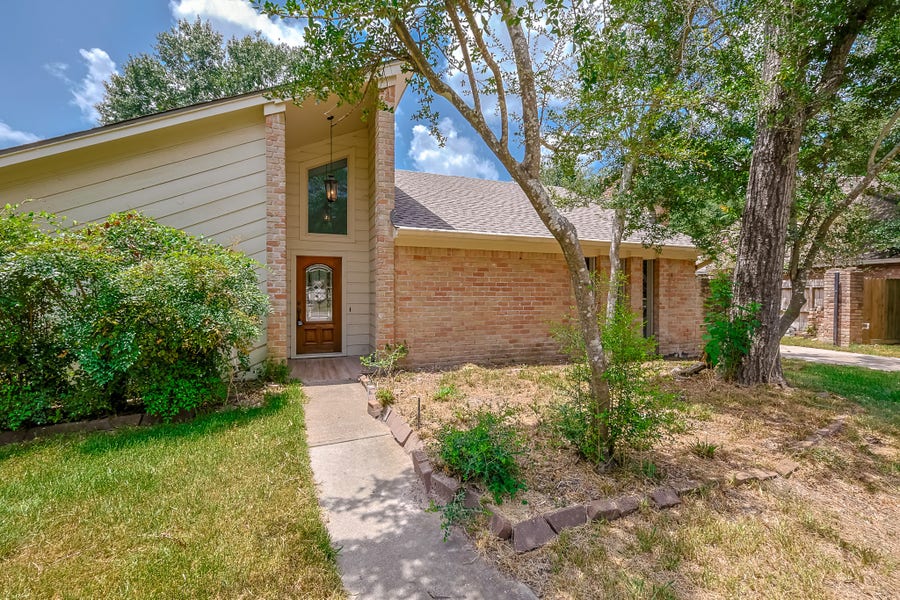 Property photo for 914 Manchester Drive, Conroe, TX