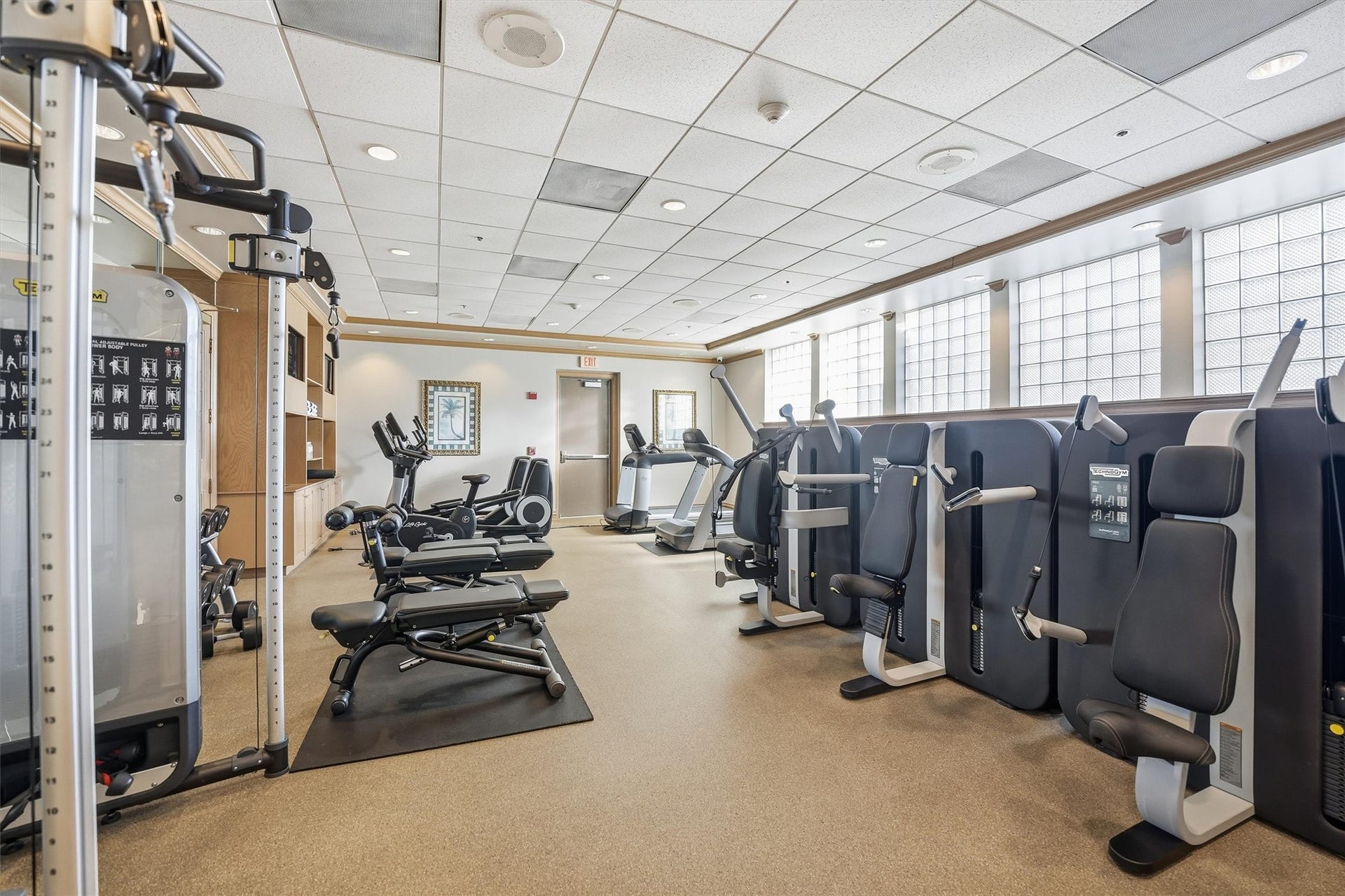 5220 Seawall Boulevard, #1038B, Galveston, TX 77551 A fully equipped fitness center supports an active
lifestyle with modern equipment in a bright,
motivating environment.
