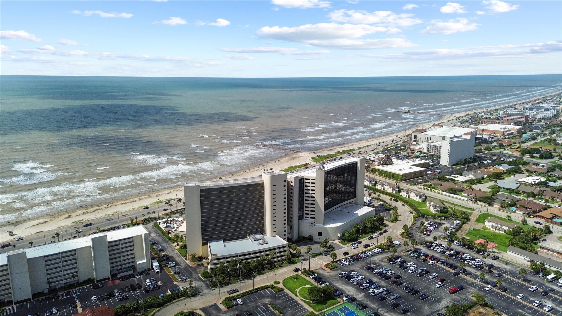 5220 Seawall Boulevard, #1038B, Galveston, TX 77551 The surrounding coastal location offers unmatched
convenience to beaches, dining, and entertainment,
all anchored by resort-style living.