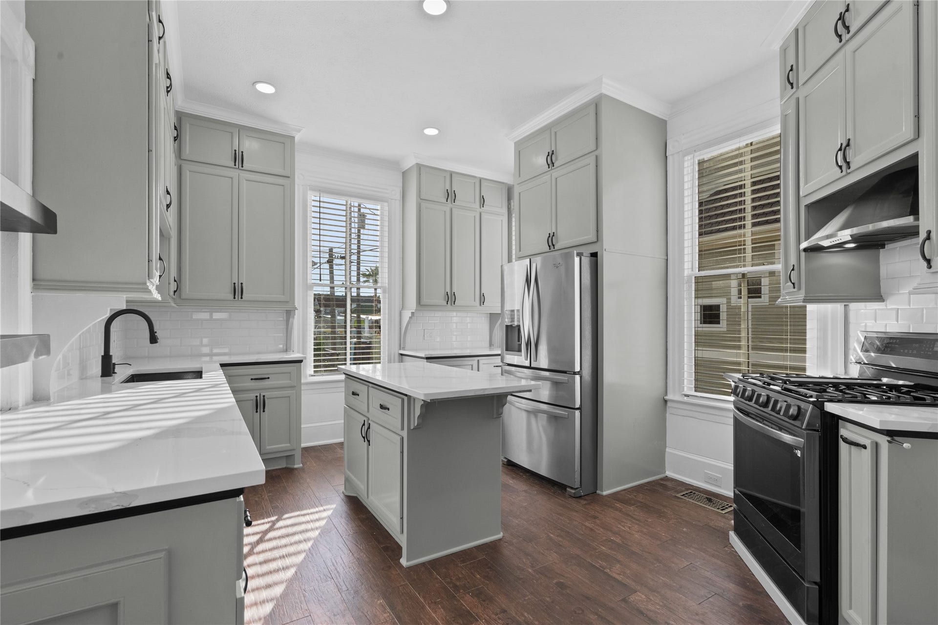 313 14th Street, Galveston, TX 77550 kitchen