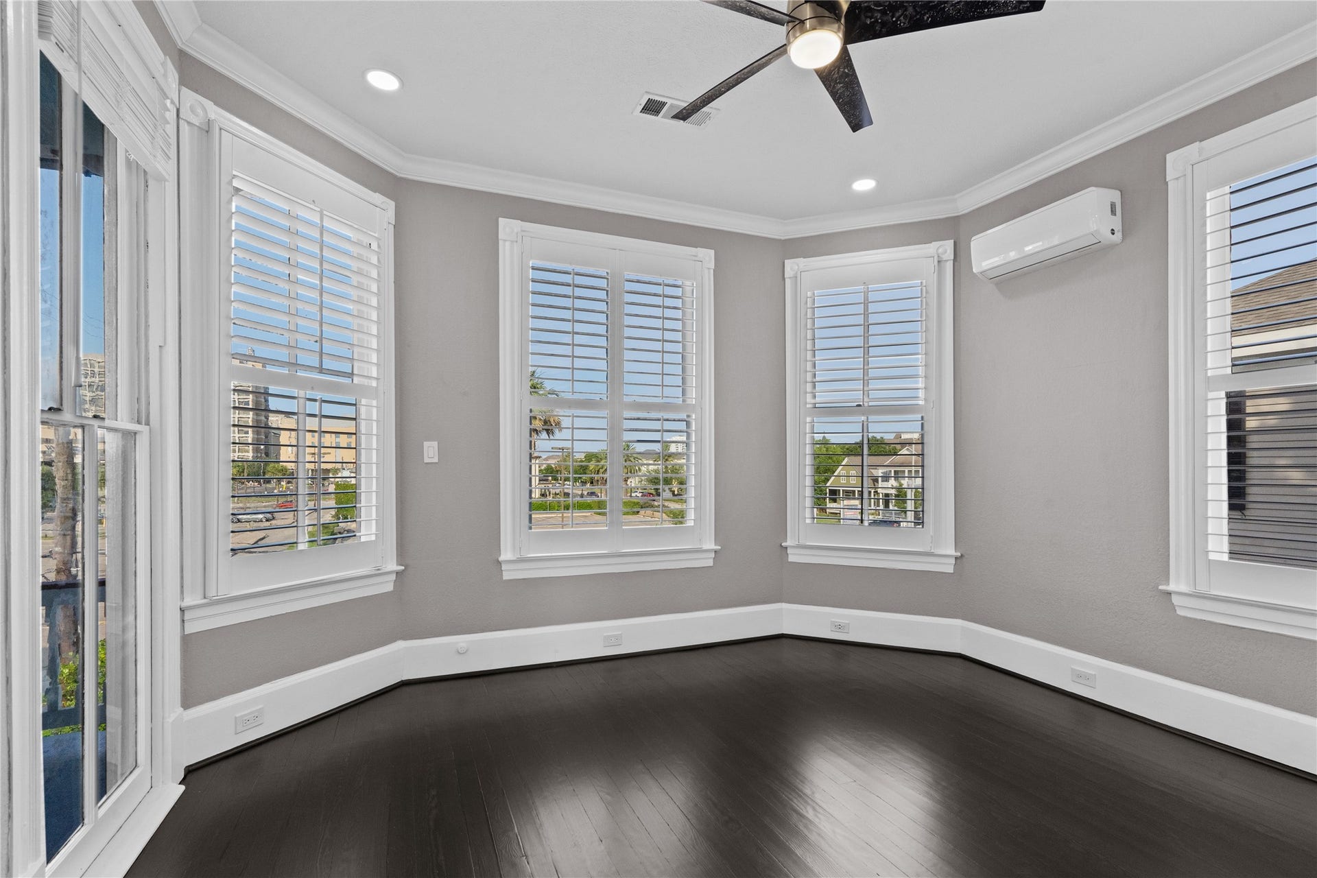 313 14th Street, Galveston, TX 77550 Living Room