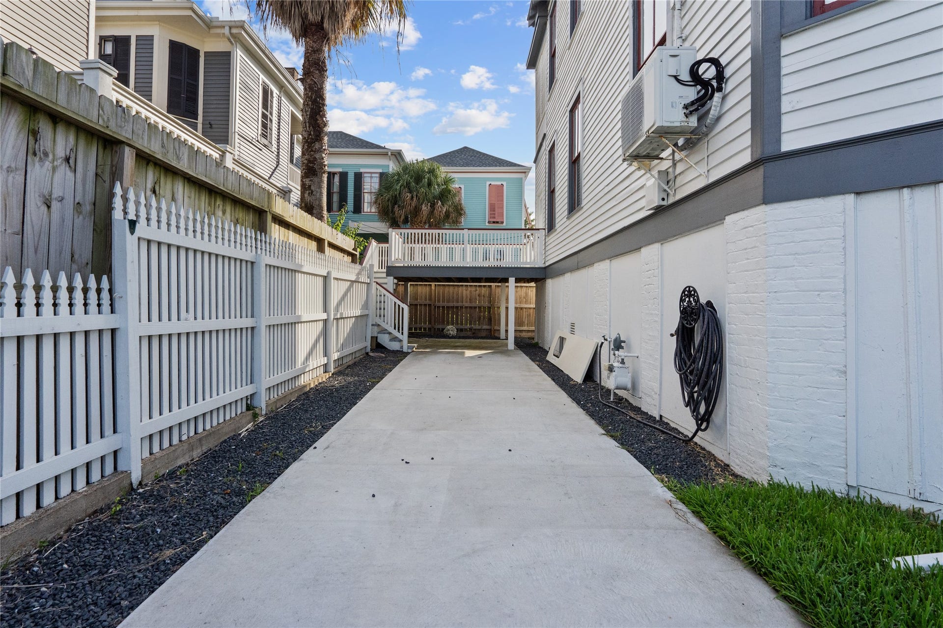 313 14th Street, Galveston, TX 77550 Drive way