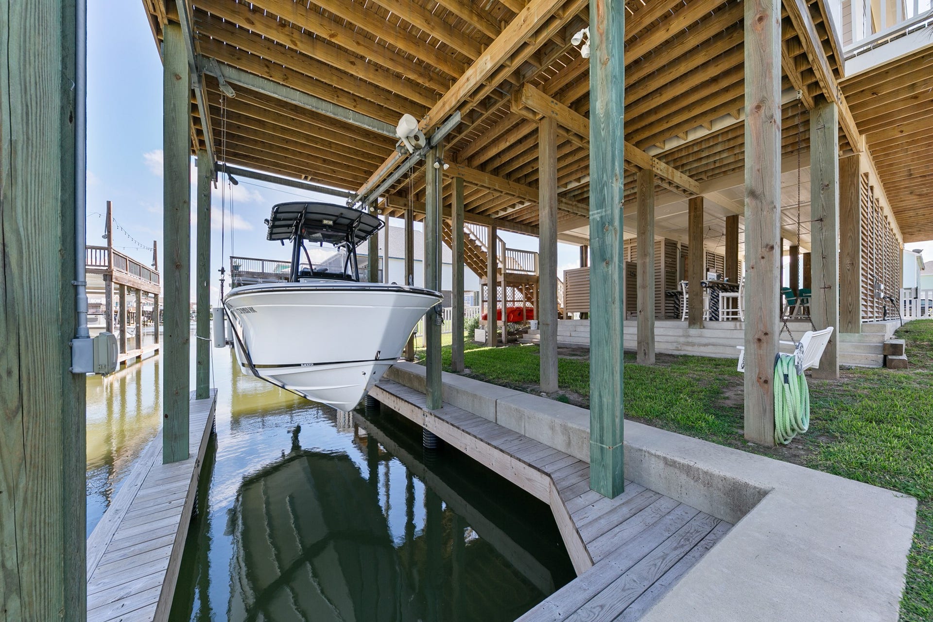 22212 Cantina Drive, Galveston, TX 77554 Boat Lift w/ Covered Deck