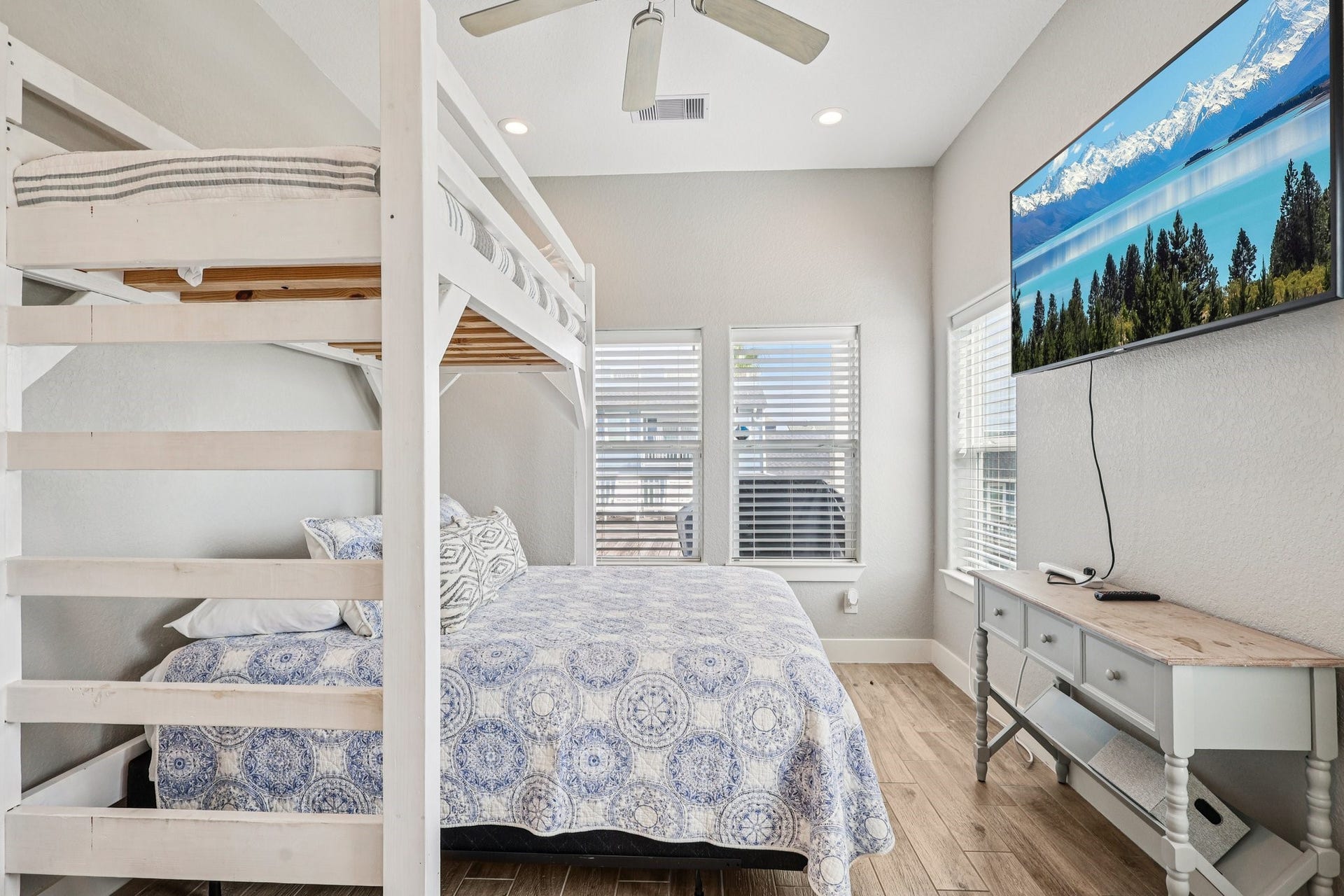 22212 Cantina Drive, Galveston, TX 77554 Bedroom #1 with Queen bed and
twin bunk