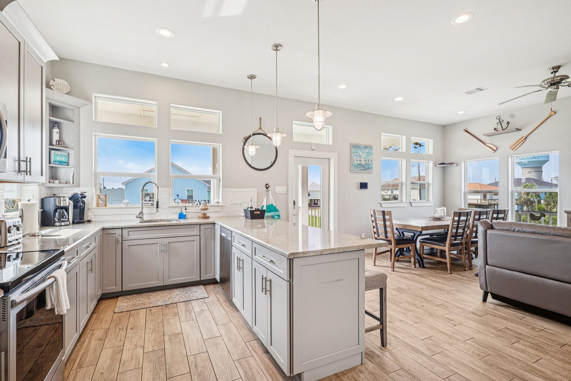 22212 Cantina Drive, Galveston, TX 77554 Large modern kitchen with lots of
countertop space.