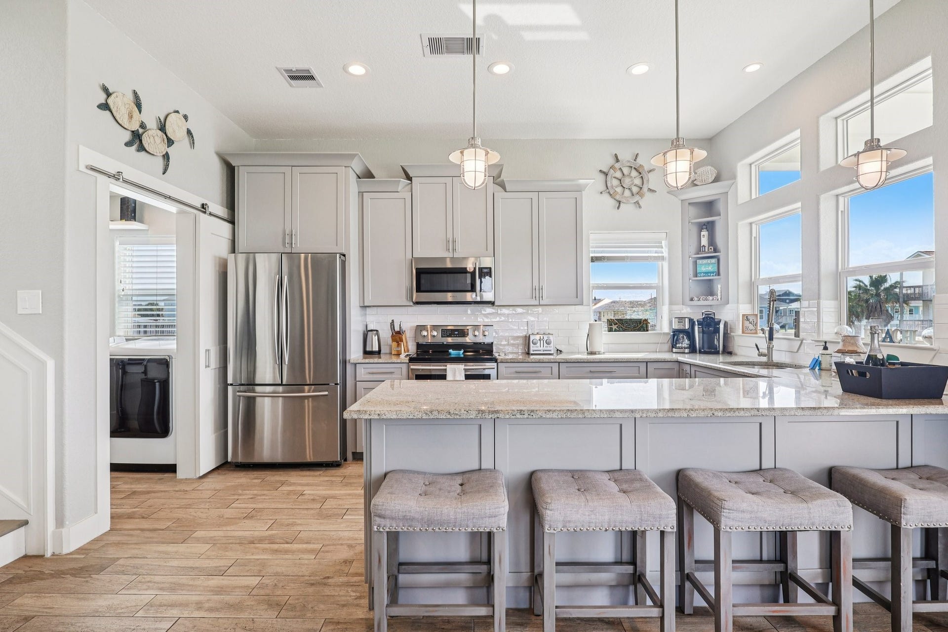 22212 Cantina Drive, Galveston, TX 77554 Extra-long granite bar perfect for
entertaining all of your guest.