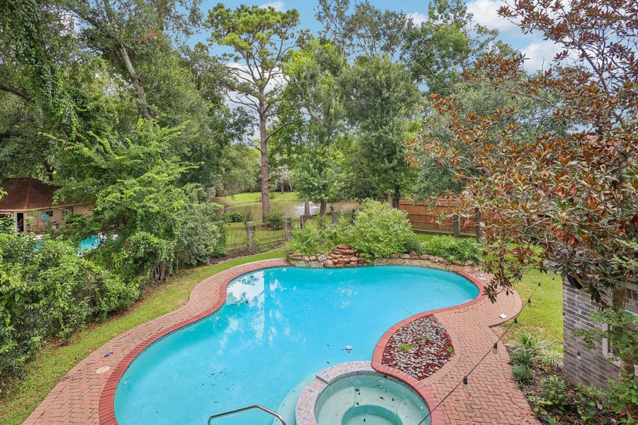 Property photo for 907 Remington Court, Friendswood, TX