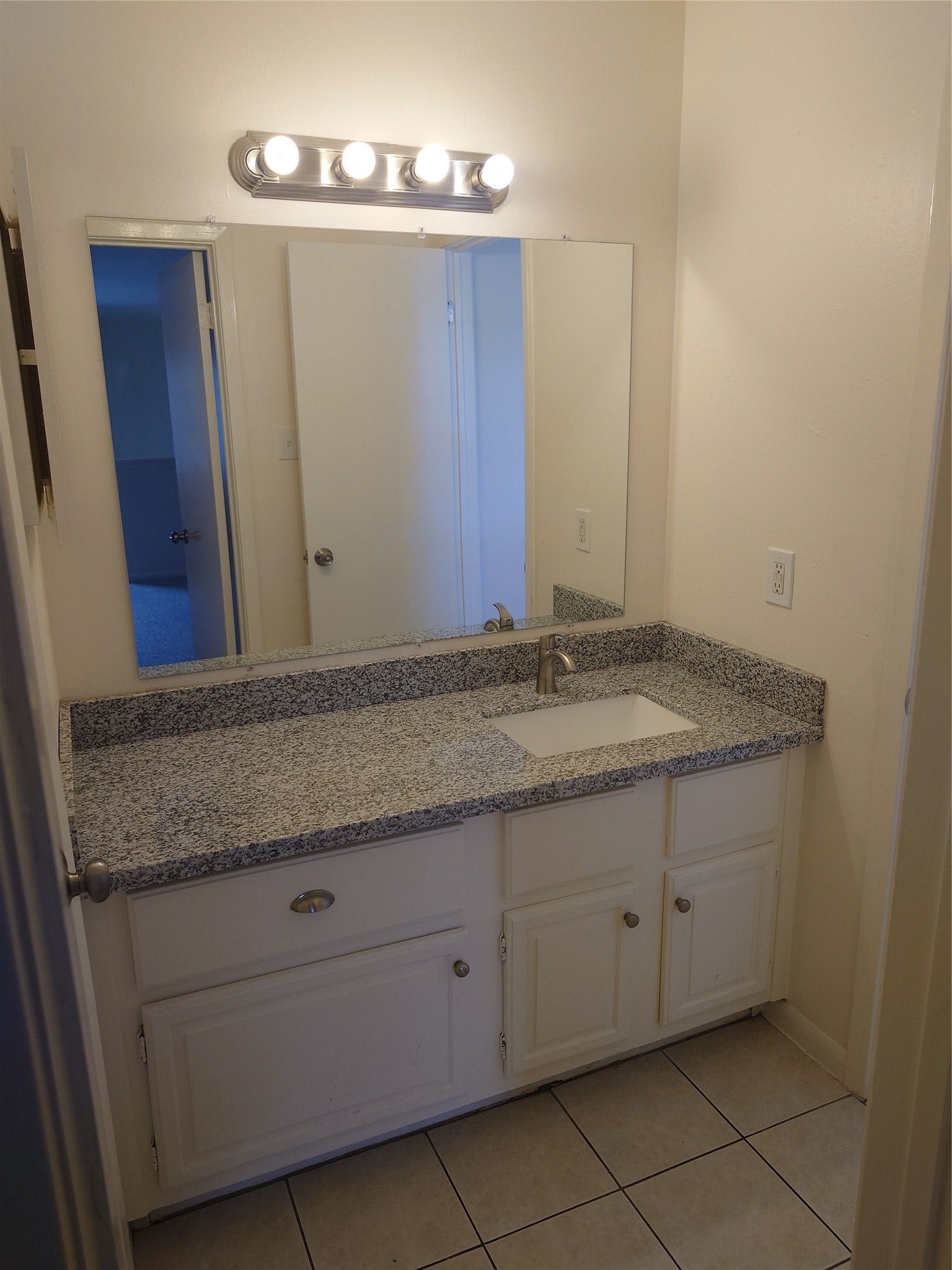 7934 Grow Lane, Houston, TX 77040 Upstairs Bathroom