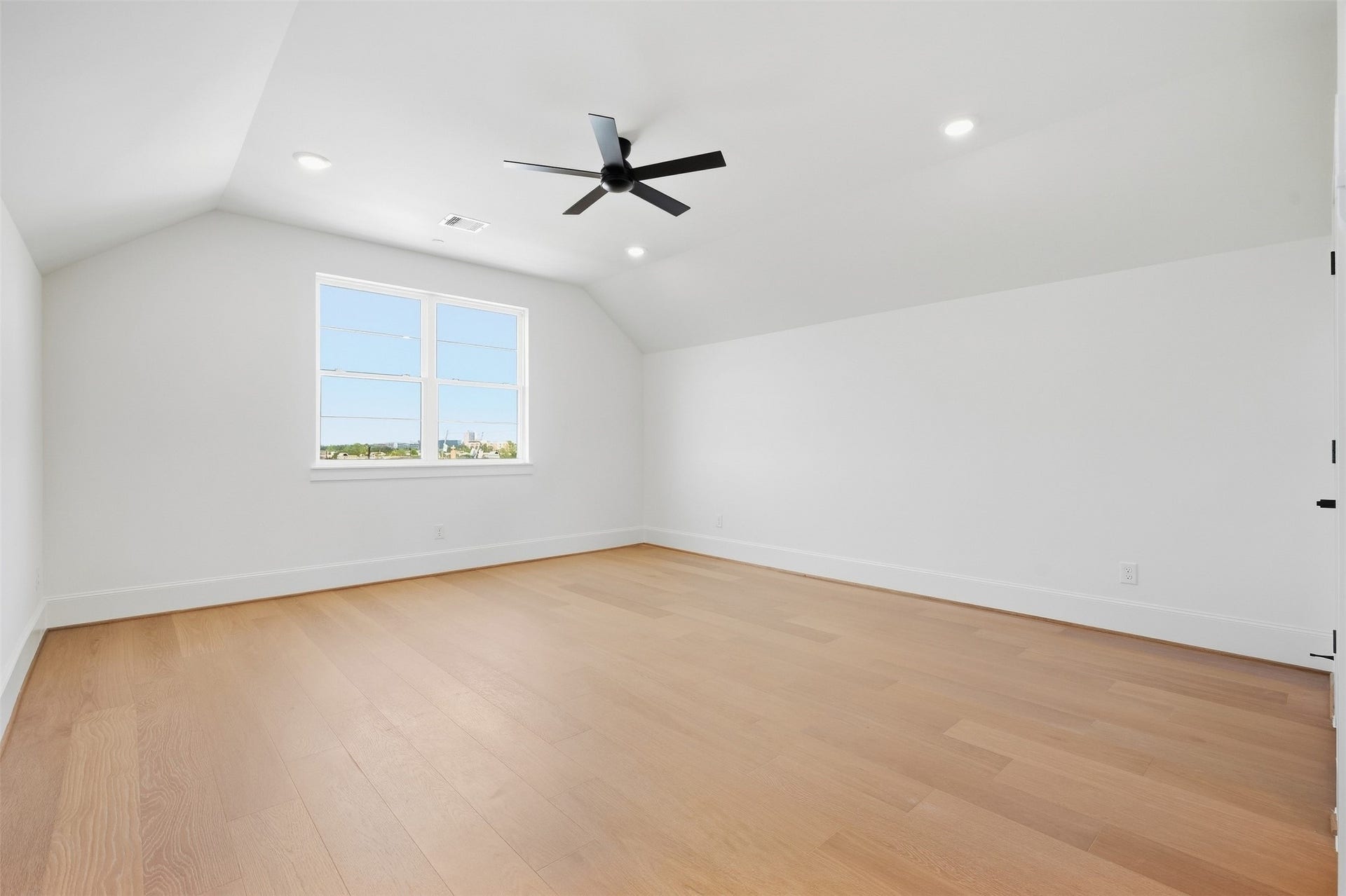 2111 Nantucket Drive, #D, Houston, TX 77057 A spacious fourth-floor retreat offers exceptional flexibility for a media room, game room, additional living area, or private guest space.