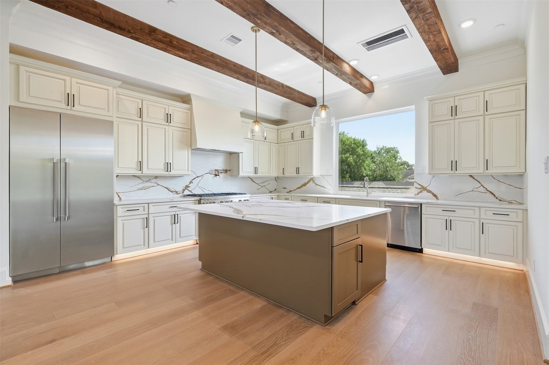 2111 Nantucket Drive, #D, Houston, TX 77057 Thoughtfully designed for both everyday living and entertaining, the kitchen offers abundant cabinetry, expansive counter space, Thermidor appliances, and a generous center island.