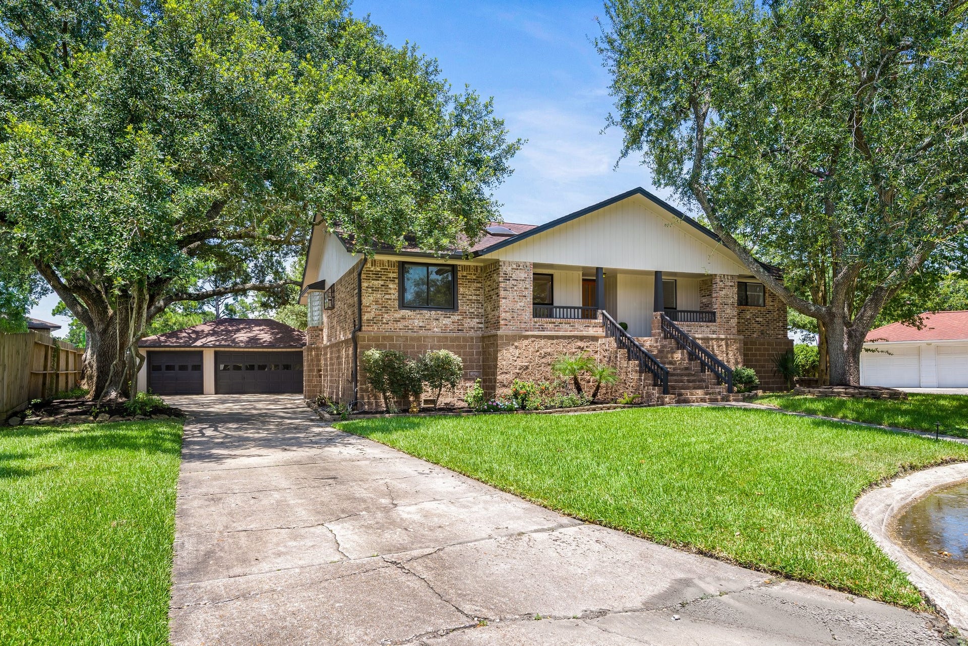 321 Empress Lane, League City, TX 77573 Large driveway & 3-car garage.