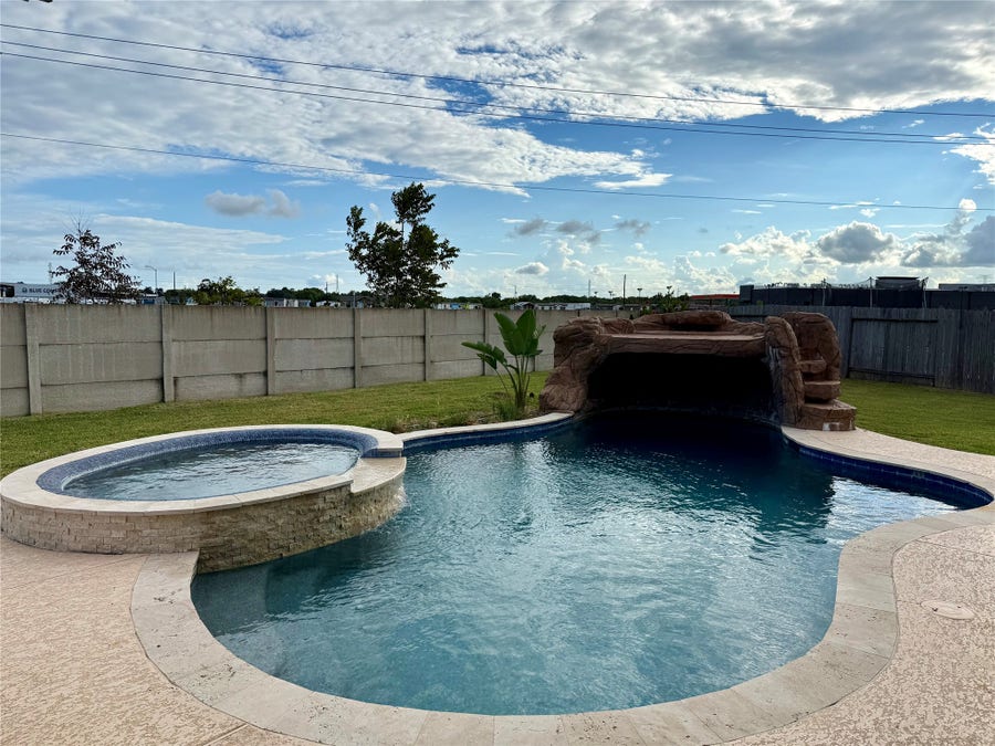 Property photo for 23422 Bordeaux Drive, Alvin, TX