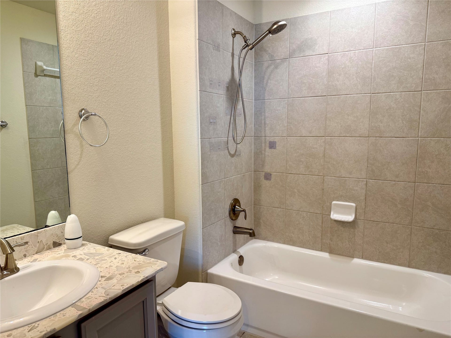 23422 Bordeaux Drive, Alvin, TX 77511 Full bath upstairs 1