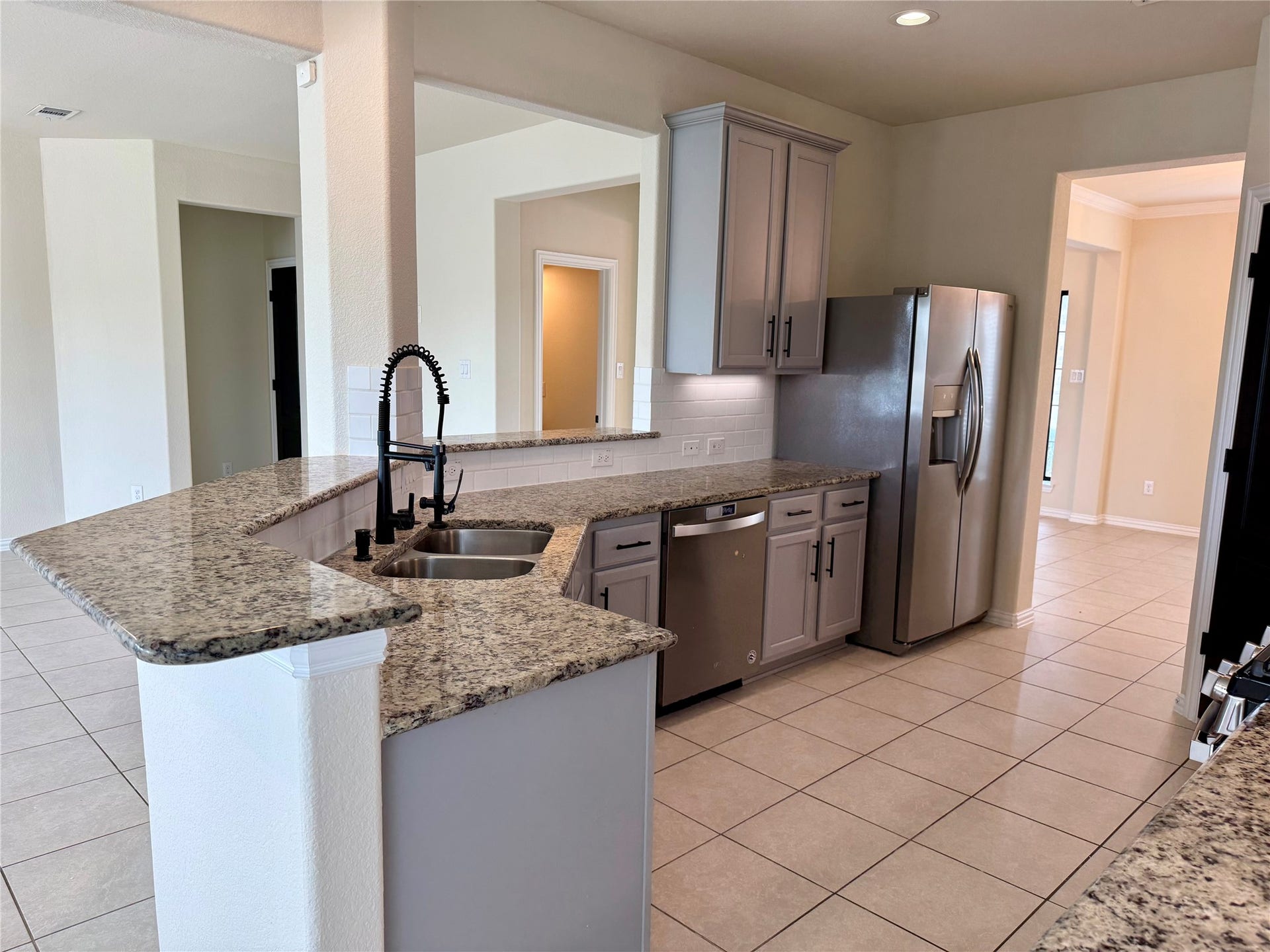 23422 Bordeaux Drive, Alvin, TX 77511 Granite counters, Kitchen open to family room and breakfast room
