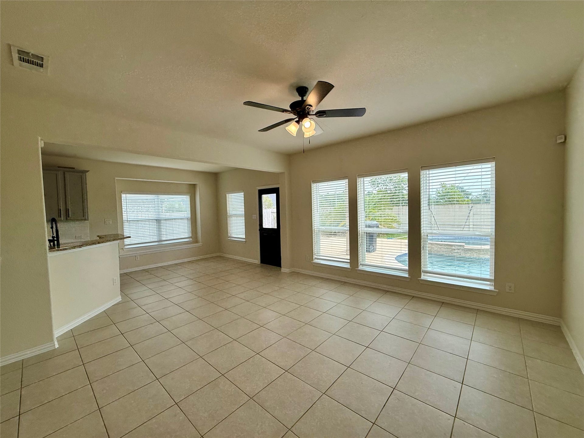 23422 Bordeaux Drive, Alvin, TX 77511 Family room