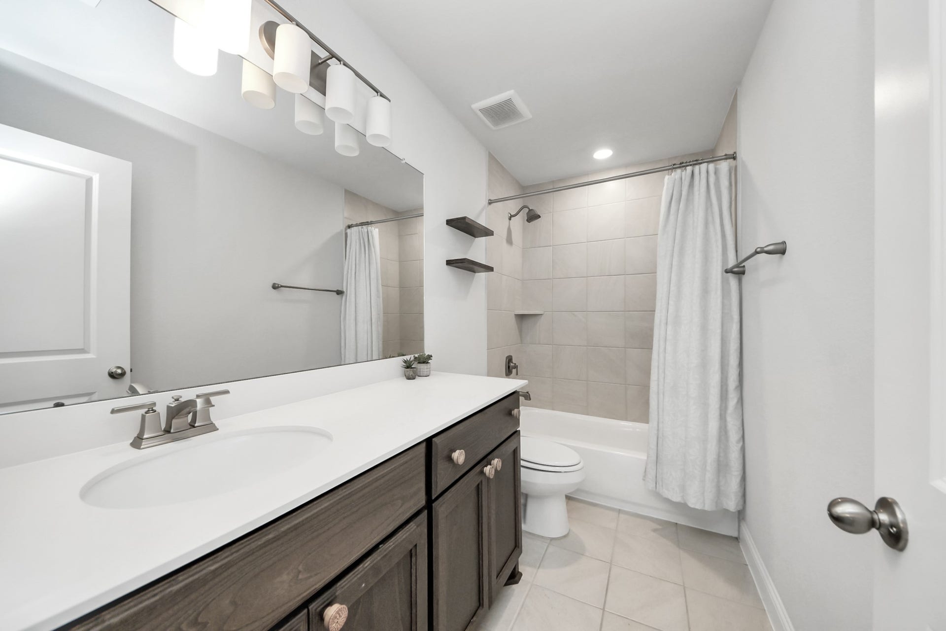 4251 Colony Lane, Missouri City, TX 77459 Second-floor secondary bathroom.