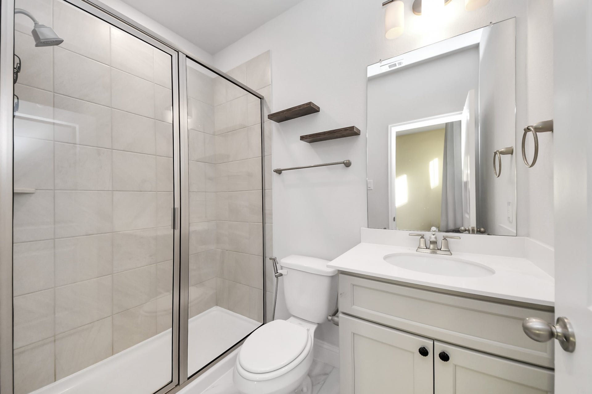 4251 Colony Lane, Missouri City, TX 77459 First-floor secondary full bathroom
