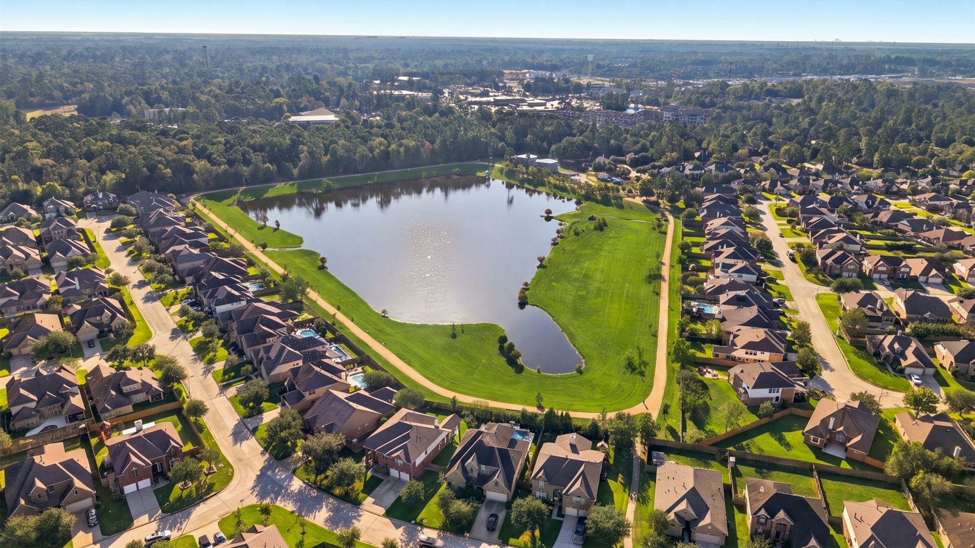 6414 Pinyon Trail Drive, Spring, TX 77389 Charming neighborhood with well-maintained homes surrounding a serene lake, offering picturesque views and a peaceful atmosphere.
