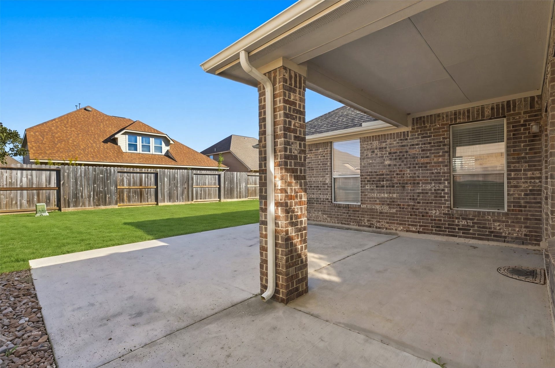 6414 Pinyon Trail Drive, Spring, TX 77389 Large covered patio with a view of the fenced backyard, perfect for outdoor entertaining and relaxation.