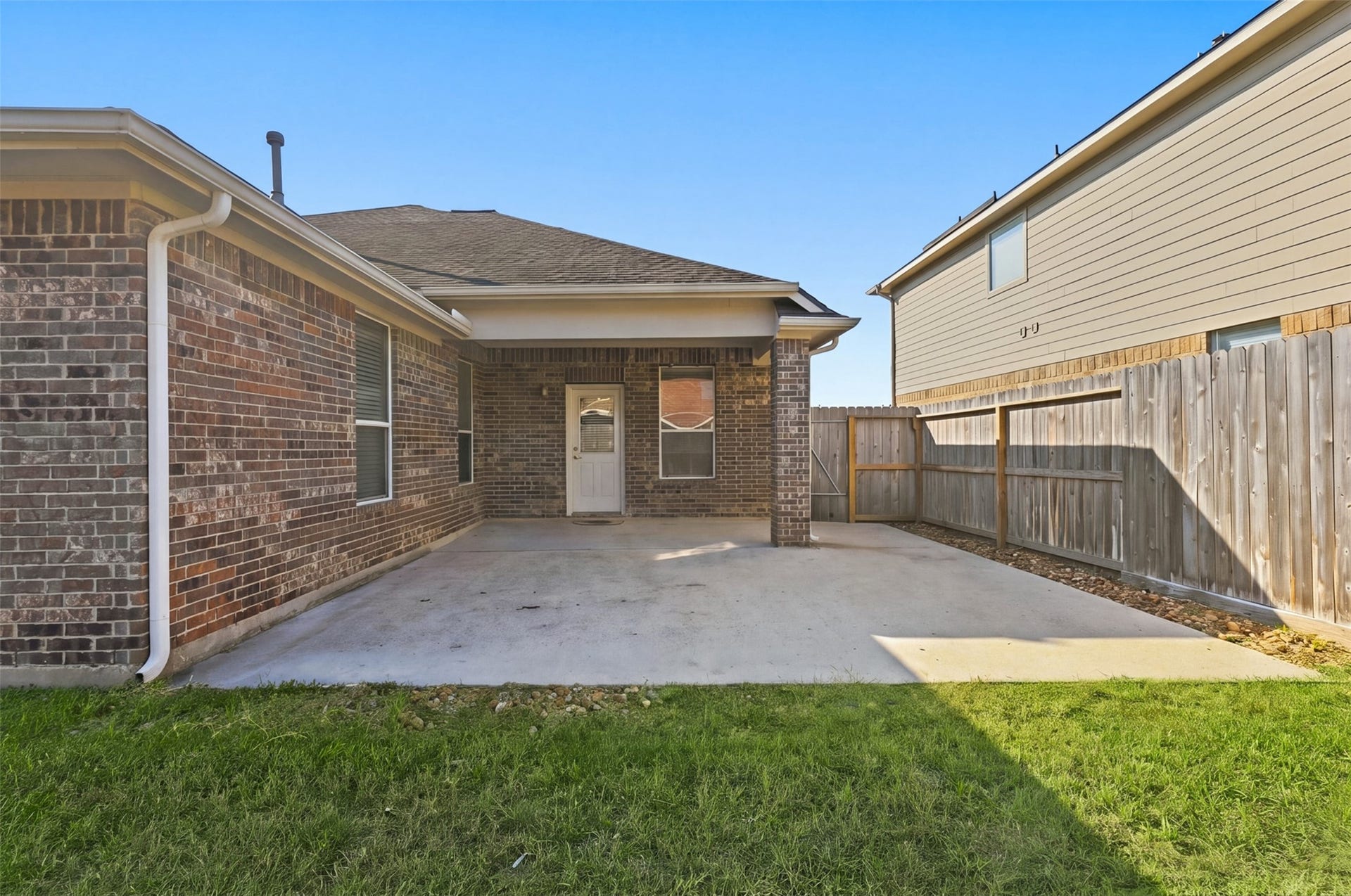 6414 Pinyon Trail Drive, Spring, TX 77389 Spacious backyard with a covered patio, perfect for outdoor gatherings and relaxation.