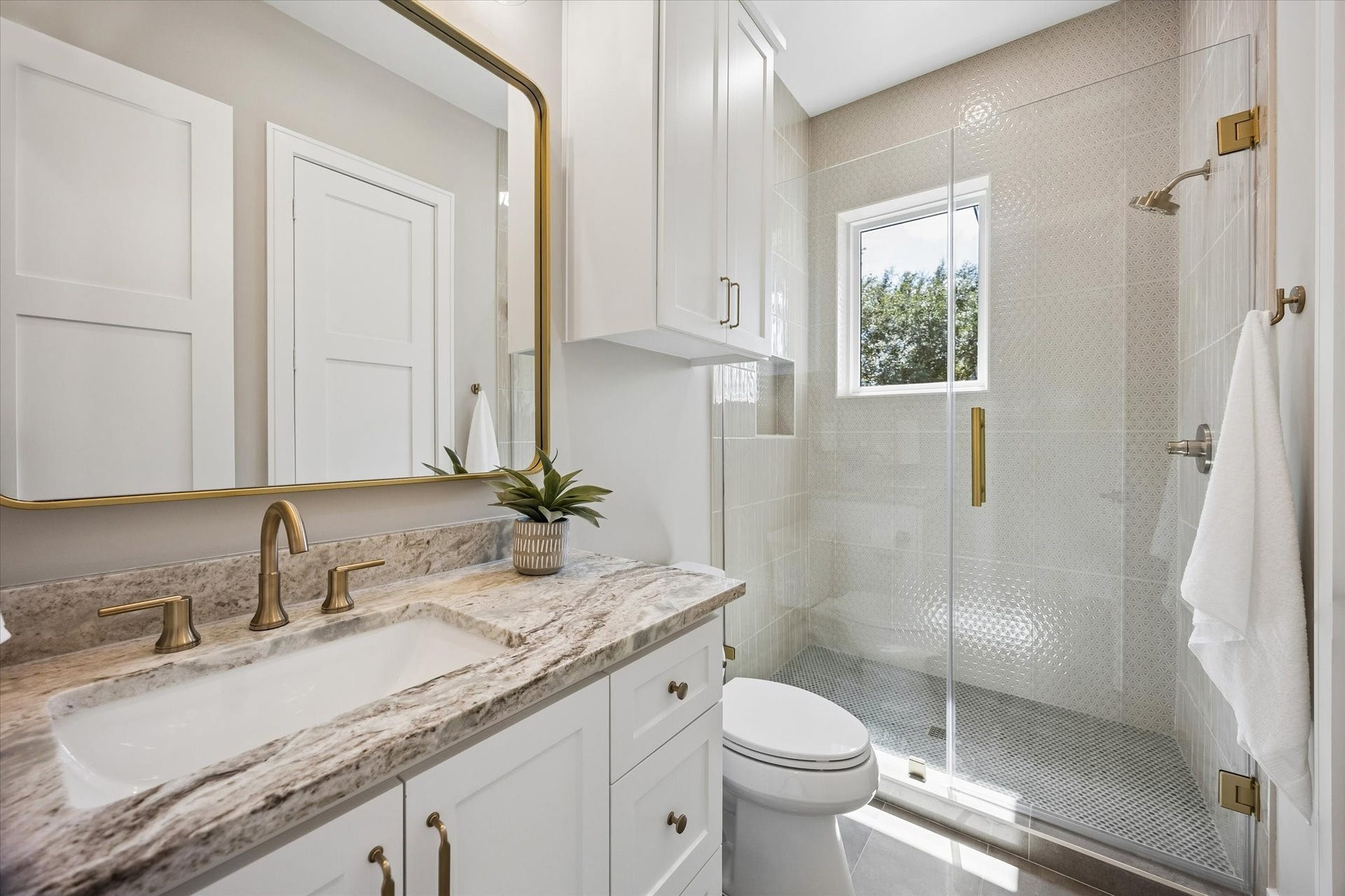 6107 Lake Street, West University Place, TX 77005 Fourth bedroom bath has access to the bedroom and TV room.