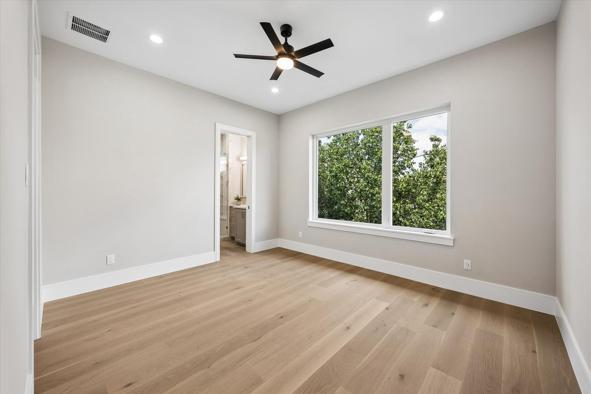 6107 Lake Street, West University Place, TX 77005 Secondary Bedroom with full bath, walk in closet and engineered harwoods.