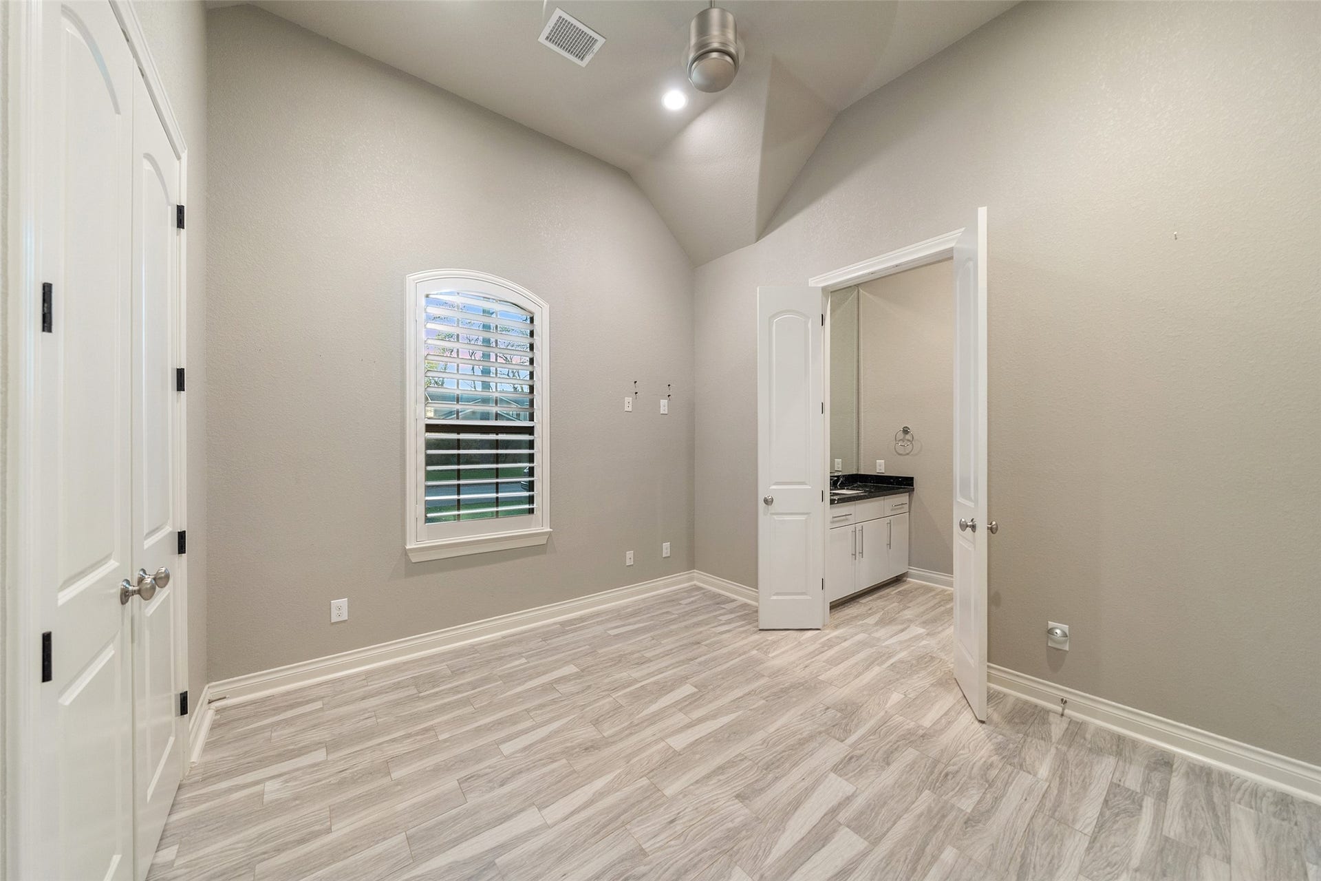 Guest bedroom #1 with en-suite bathroom.