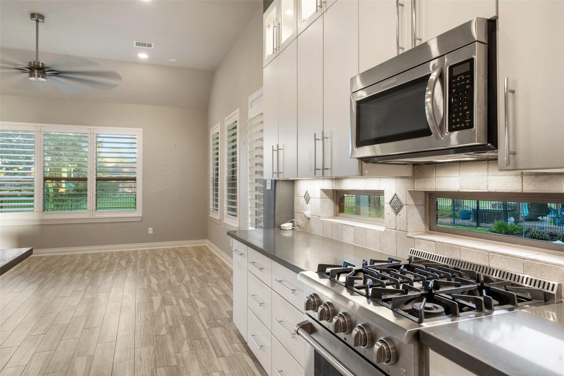 199 Springs Edge Drive, Montgomery, TX 77356