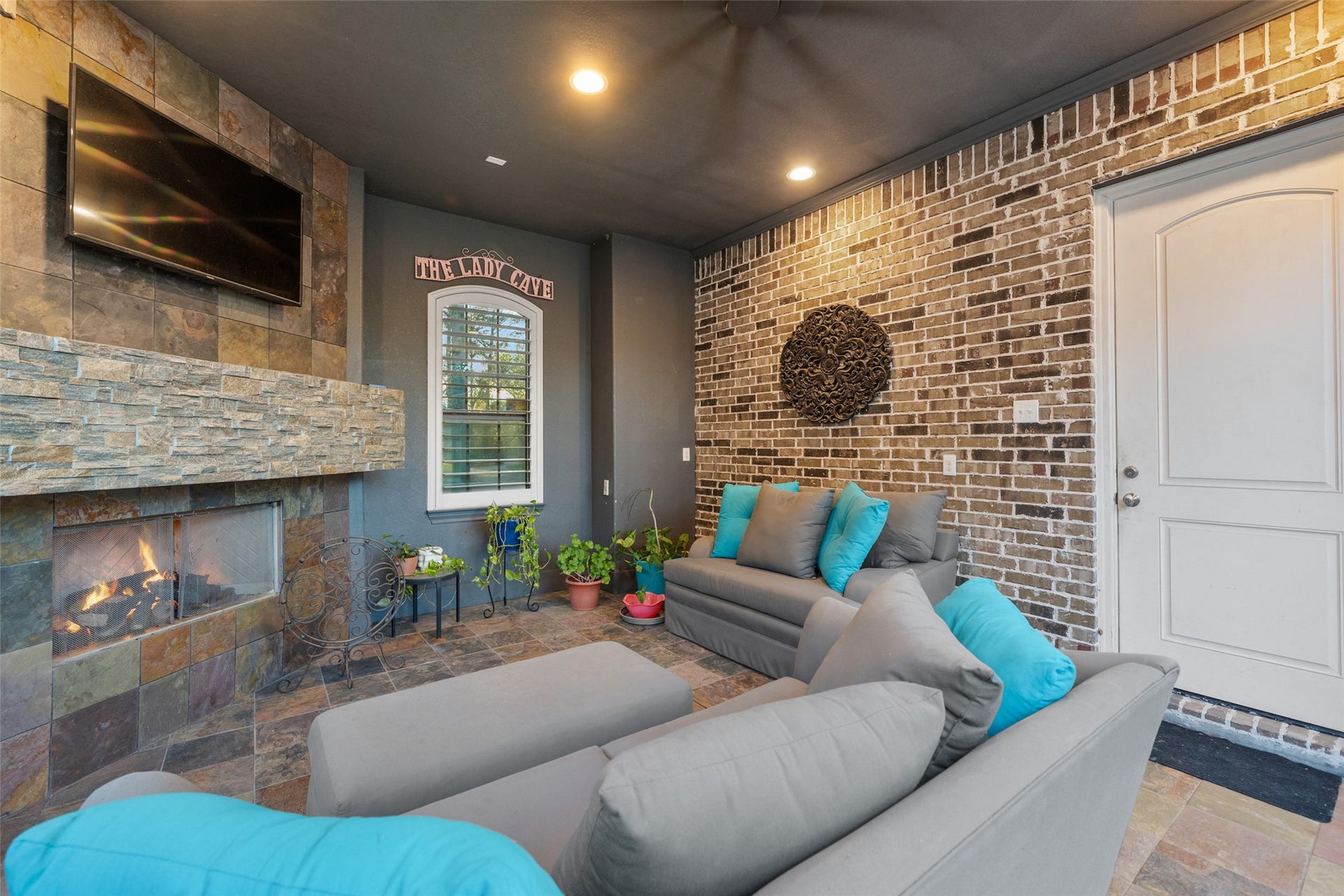 199 Springs Edge Drive, Montgomery, TX 77356