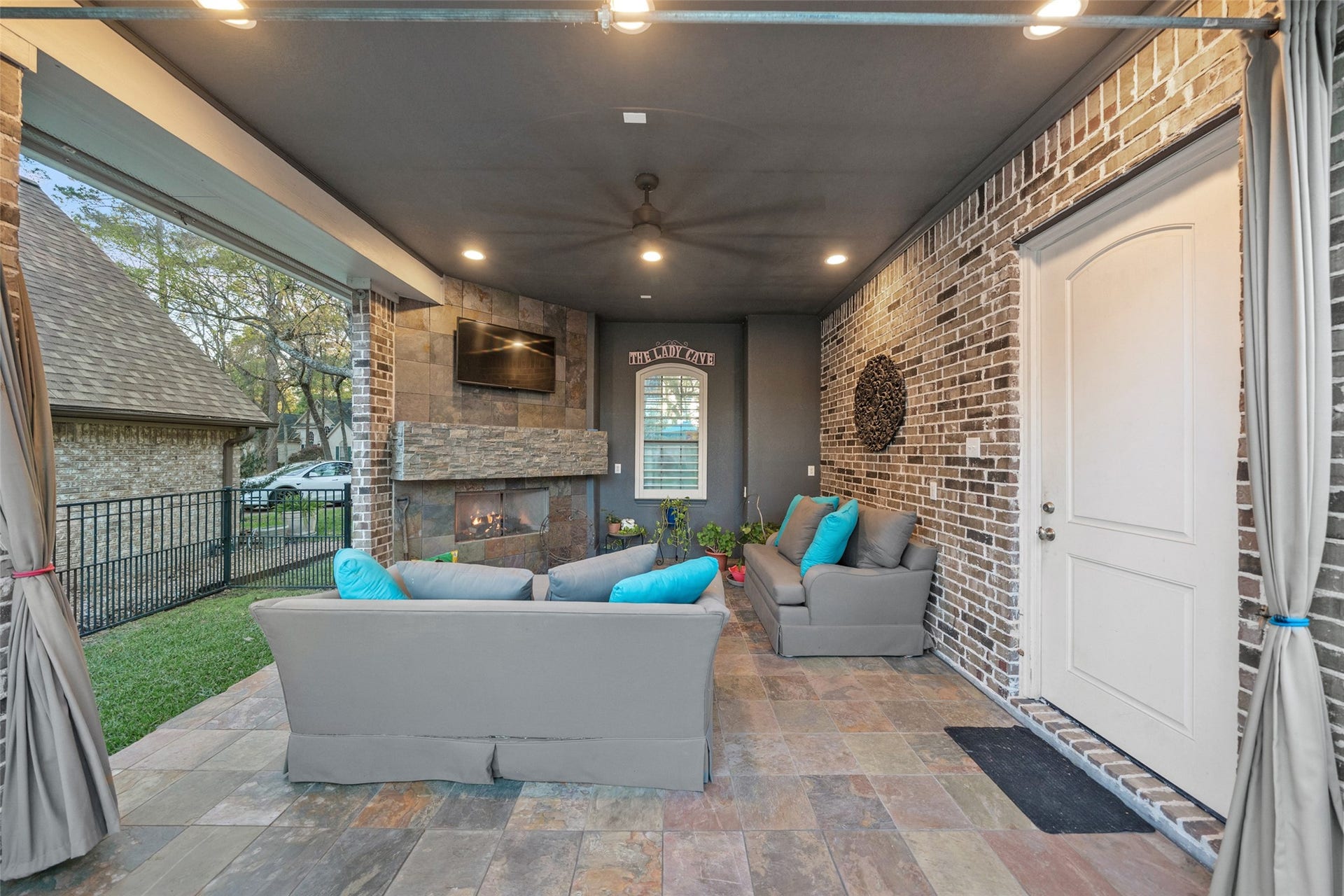 199 Springs Edge Drive, Montgomery, TX 77356